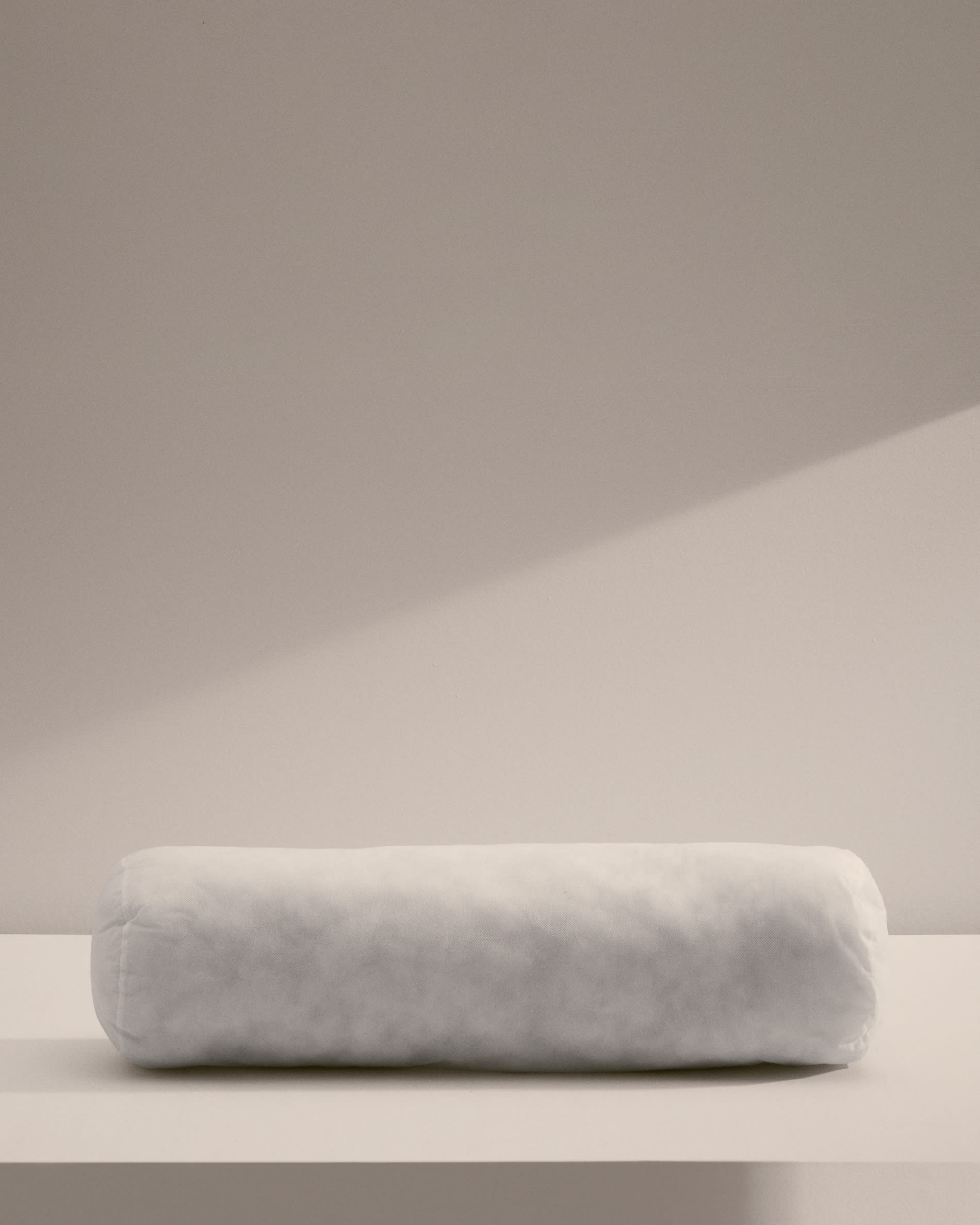 Weicher Rollenkissenfüller von Kave Home, ideal für gemütliche Akzente und stilvolle Einrichtung in Ihrem Zuhause.