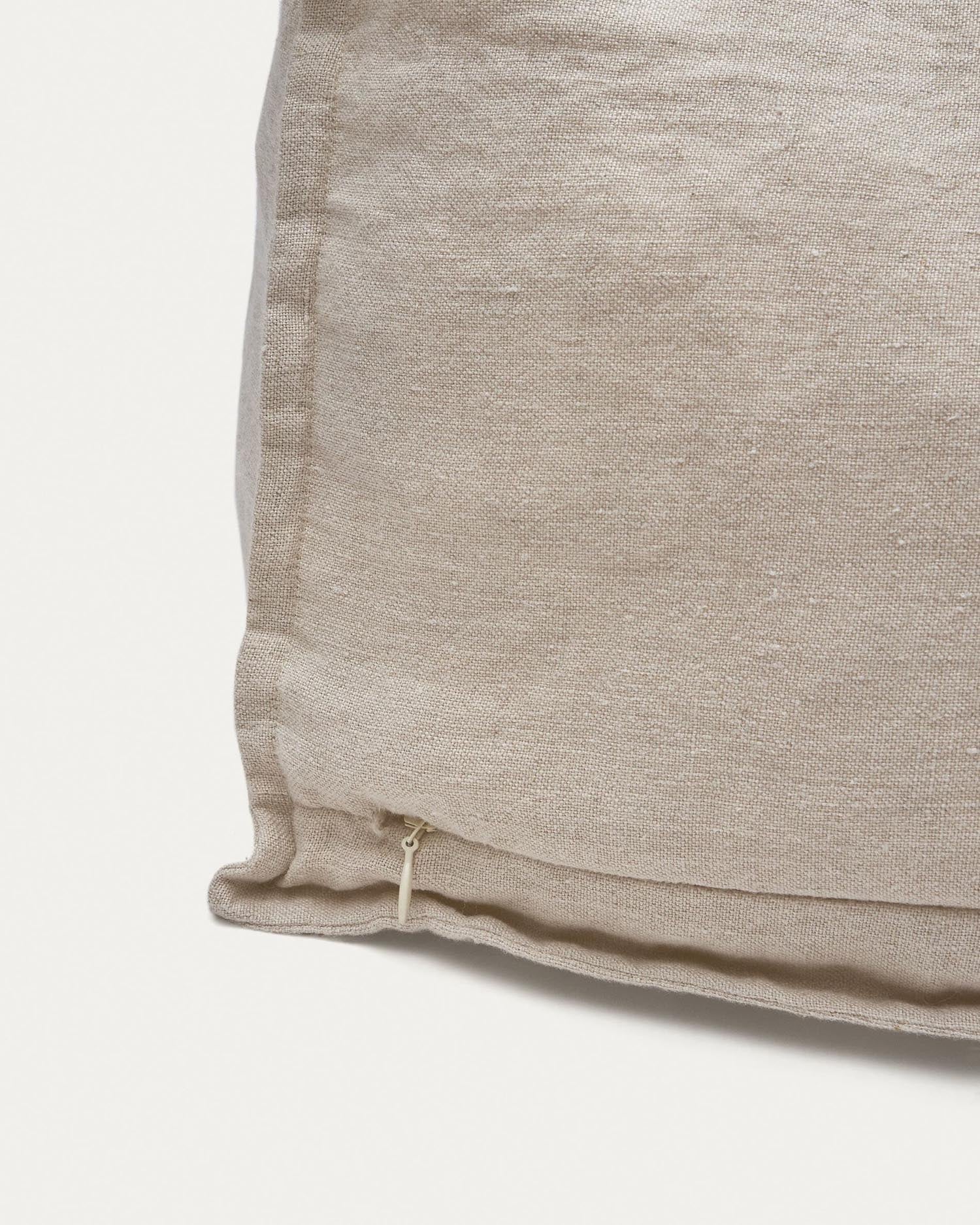 Der Forallac Pouf von Kave Home vereint Komfort und Eleganz: 100% Leinen, beige, 50x50 cm – perfekt für jeden Raum und vielseitig einsetzbar.