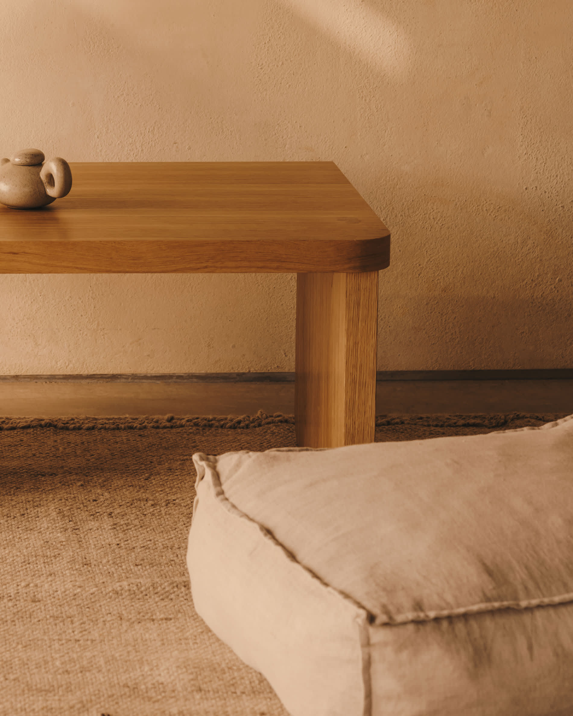 Eleganter Forallac Pouf aus 100% Leinen in Beige, 50x50 cm, von Kave Home. Perfekt für stilvolle und gemütliche Wohnräume.