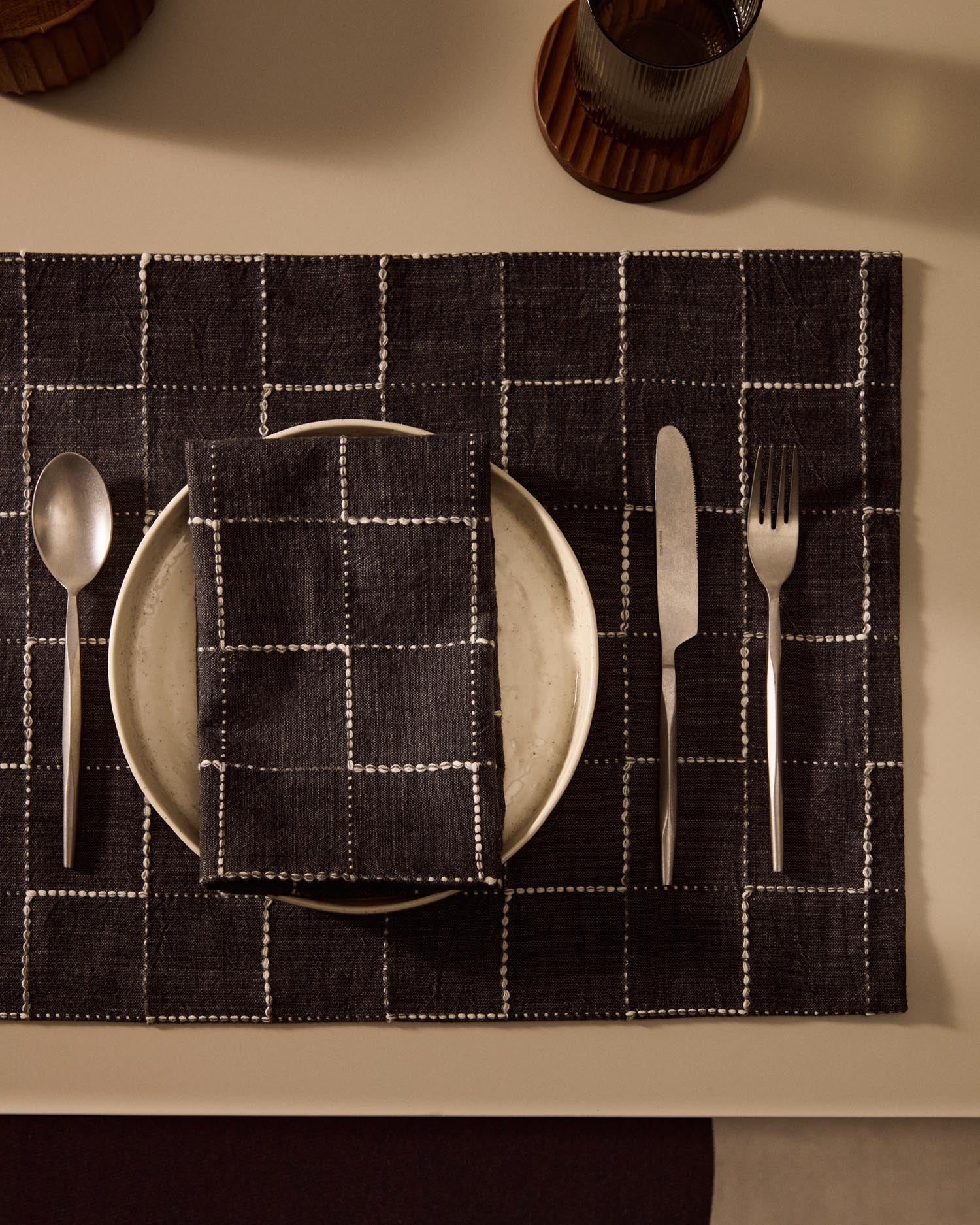 Elegantes Set aus 2 schwarzen Baumwollservietten von Kave Home, ideal für stilvolle Tischdekorationen.