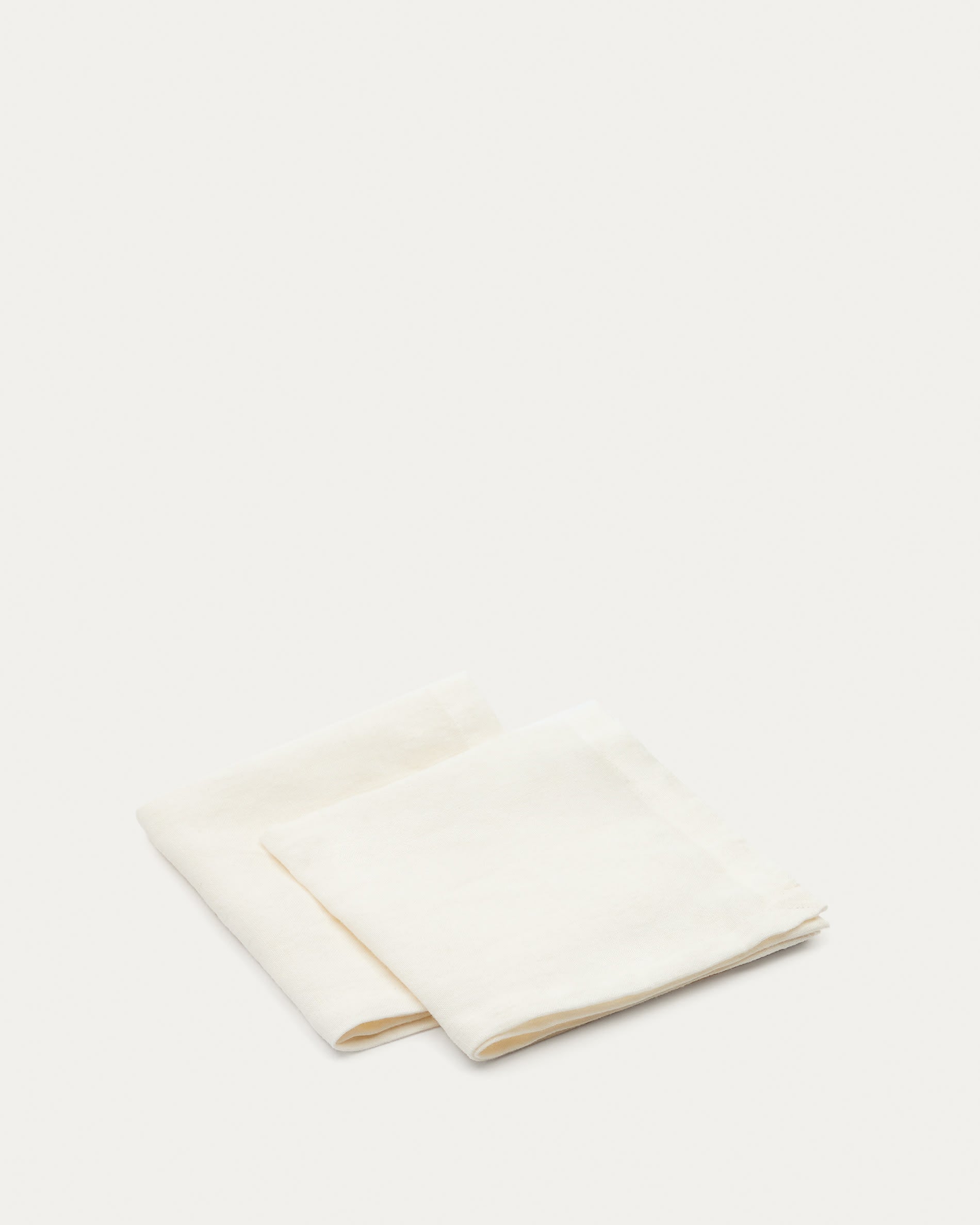 Elegante weisse Leinenservietten von Kave Home, langlebig, saugfähig, mit dezentem Karomuster für stilvolle Tischarrangements.