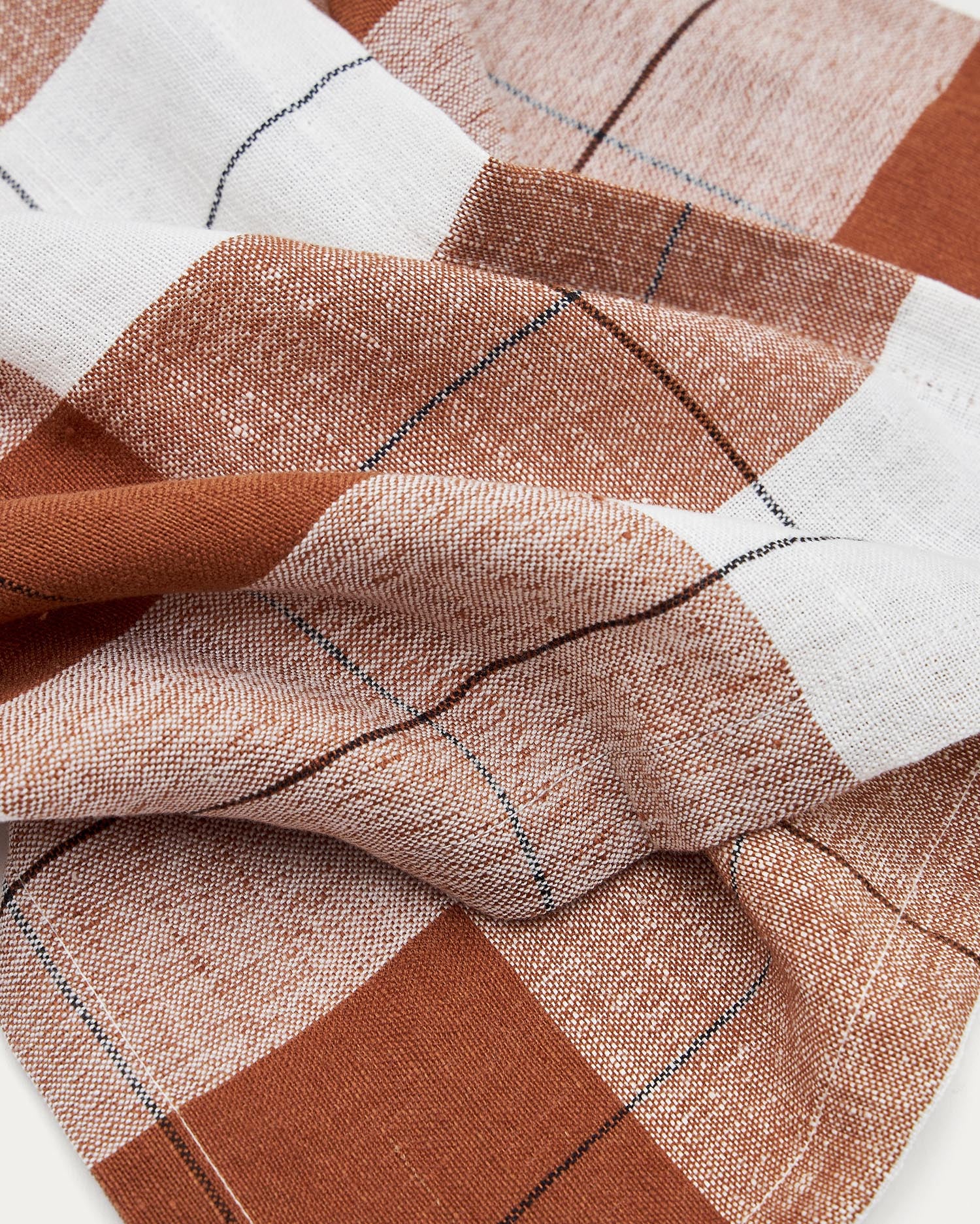 Set aus 2 Matie Servietten in Braun, aus hochwertigem Leinen und Baumwolle. Ideal für stilvolle Tischdekorationen und umweltbewusste Haushalte.