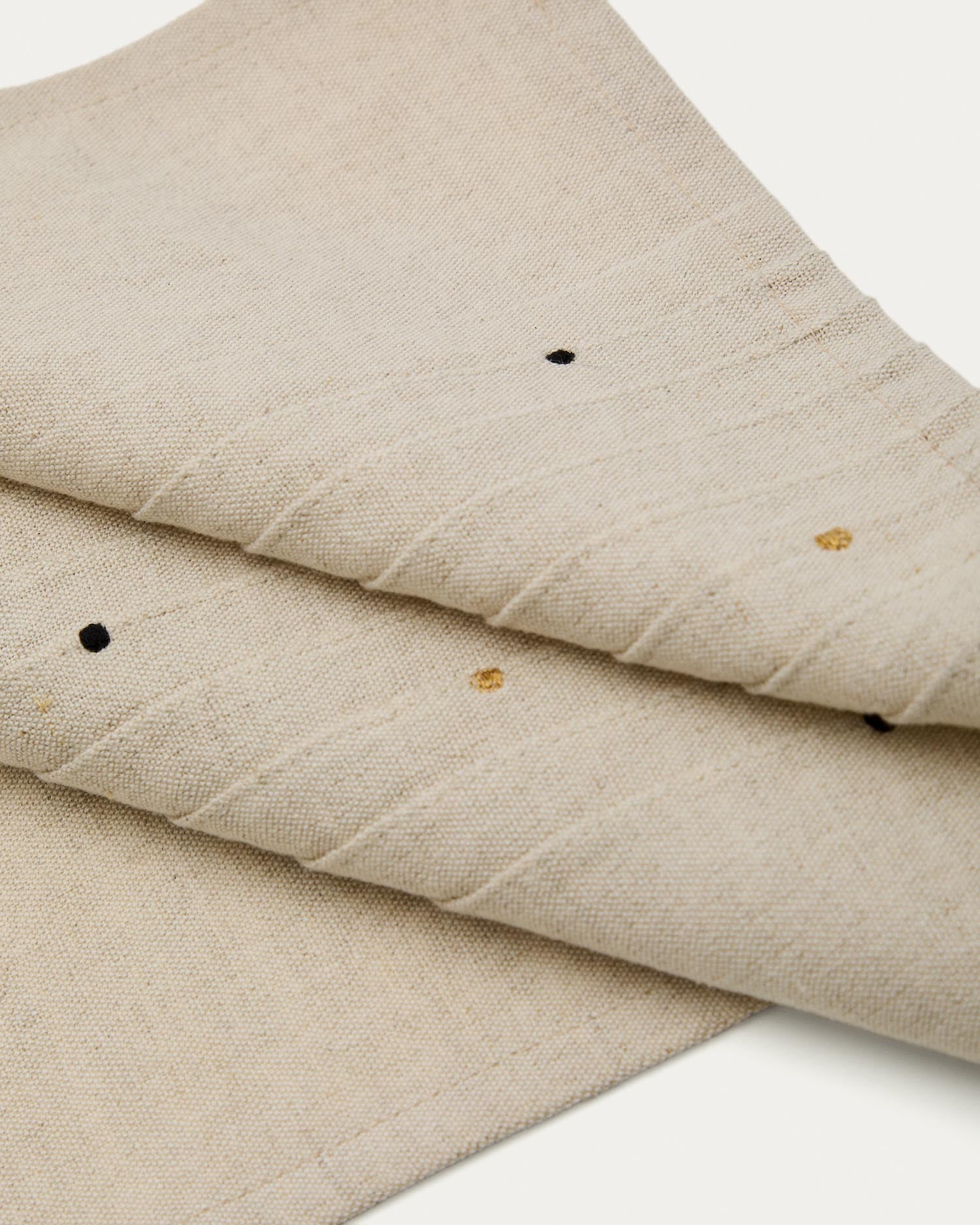 Hochwertige Servietten aus Leinen und Baumwolle in Beige, verziert mit feinen Stickereien – perfekt für jeden Anlass und stilvolle Tischgestaltung.