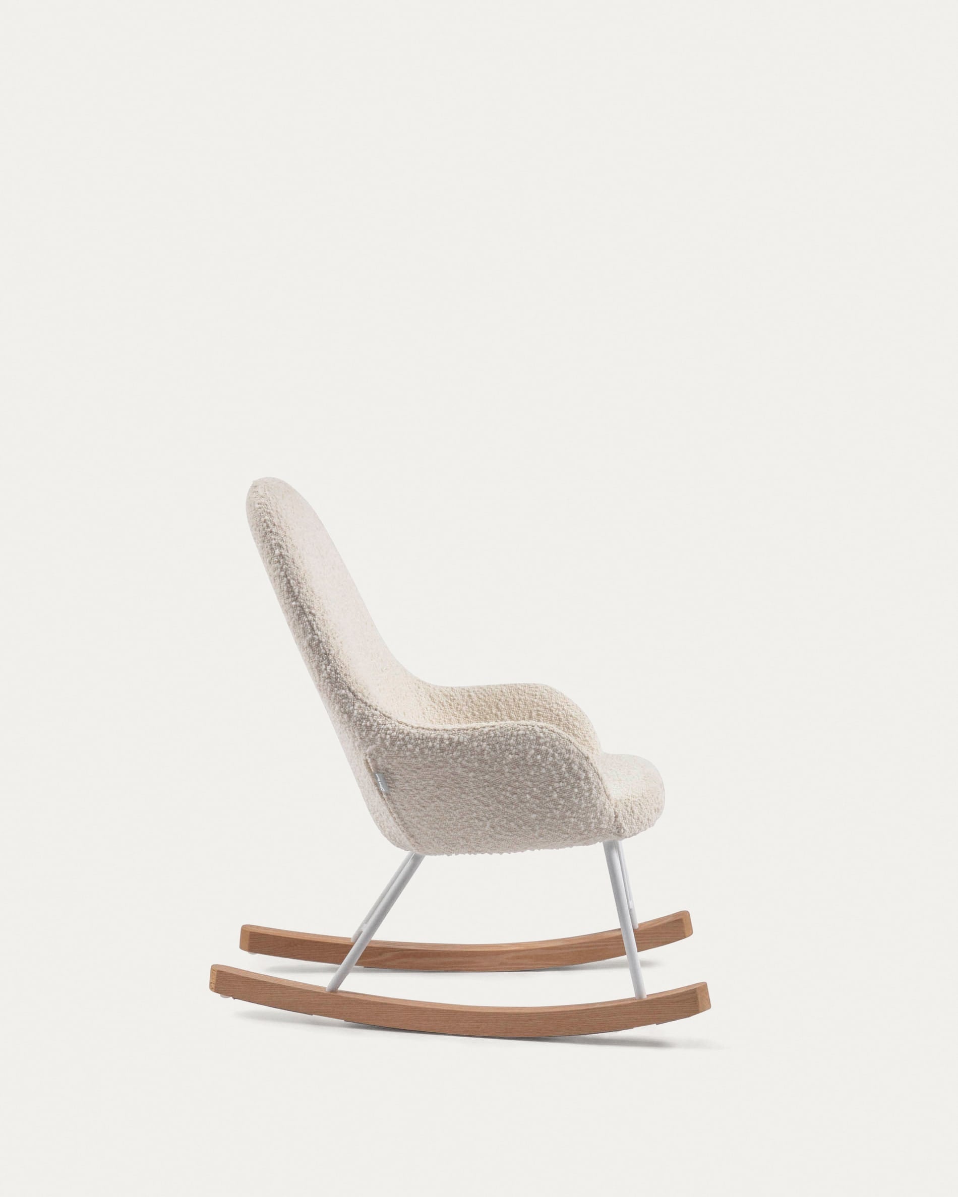 Der Joey Schaukelstuhl für Kinder von Kave Home bietet modernen Stil mit weissem Bouclé-Stoff für entspannte Stunden.