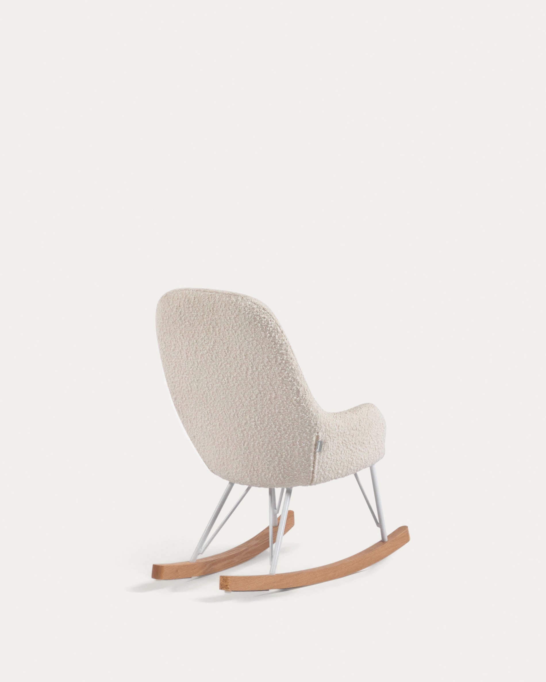 Der Joey Schaukelstuhl für Kinder von Kave Home bietet modernes Design und weichen weissen Bouclé-Stoff für gemütliche Momente.