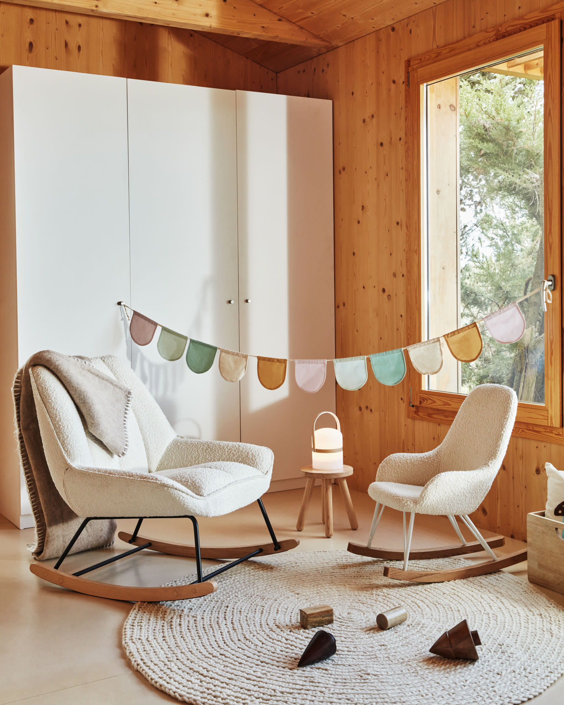 Der Joey Schaukelstuhl für Kinder von Kave Home bietet Komfort mit weissem Bouclé-Stoffbezug und stilvollem Design.