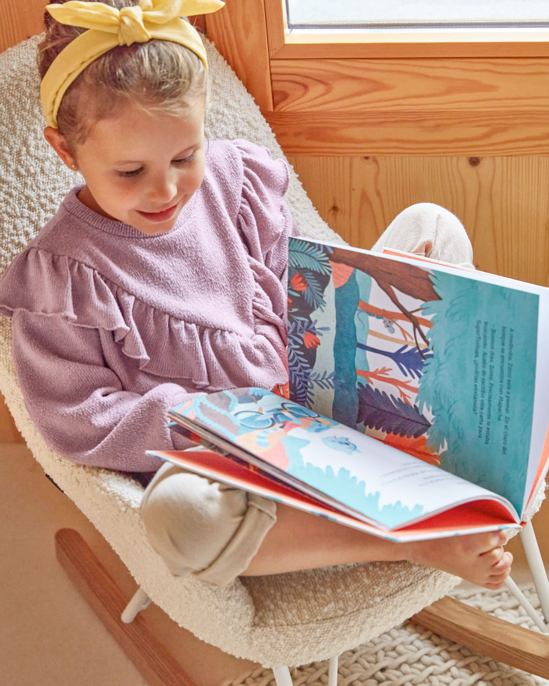 Der Joey Kinder-Schaukelstuhl von Kave Home kombiniert modernes Design mit weichem, weissem Bouclé-Stoff für stilvollen Komfort.