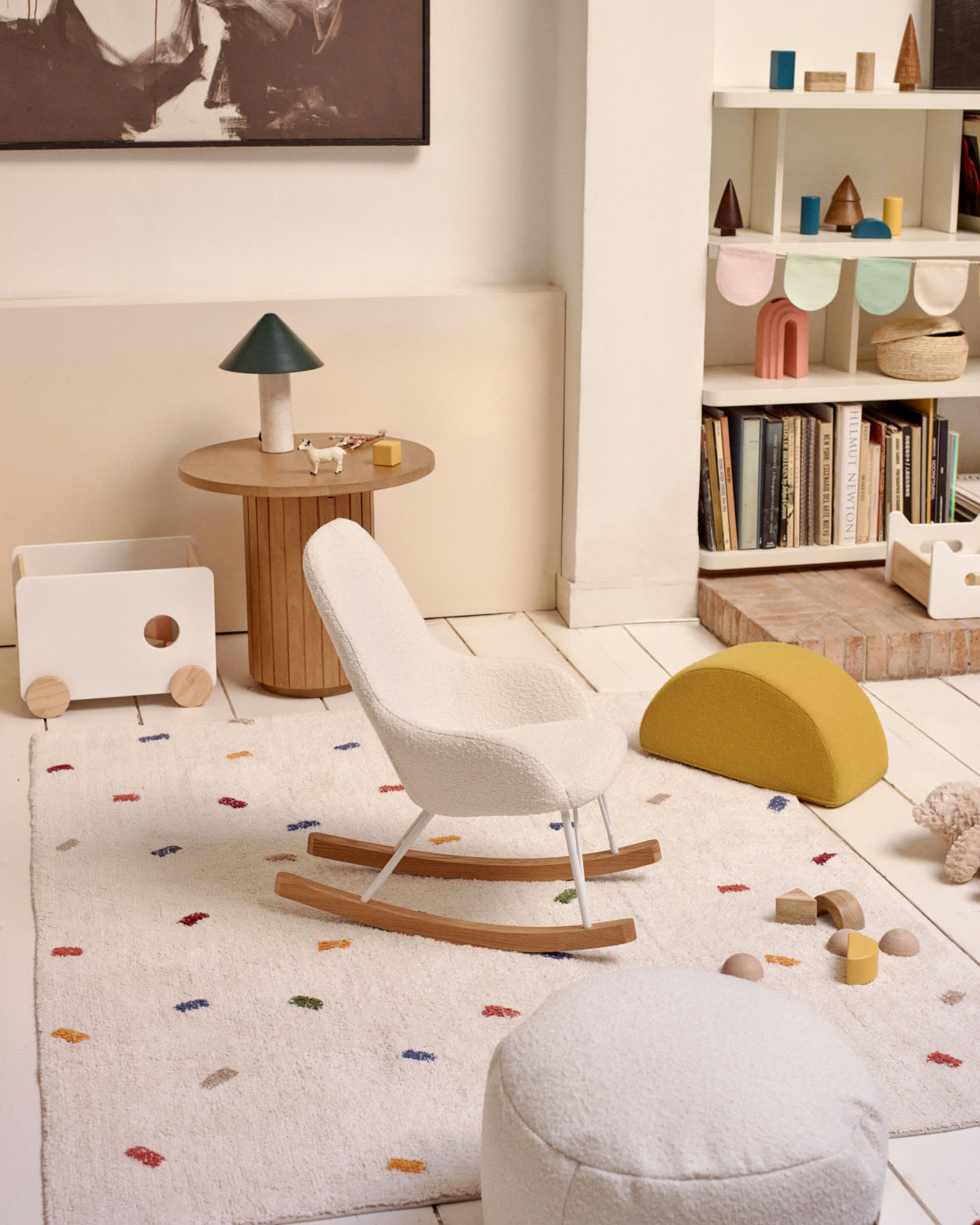 Der Joey Kinder-Schaukelstuhl von Kave Home kombiniert stilvolles Design mit weichem, weissem Bouclé-Stoff für maximalen Komfort.