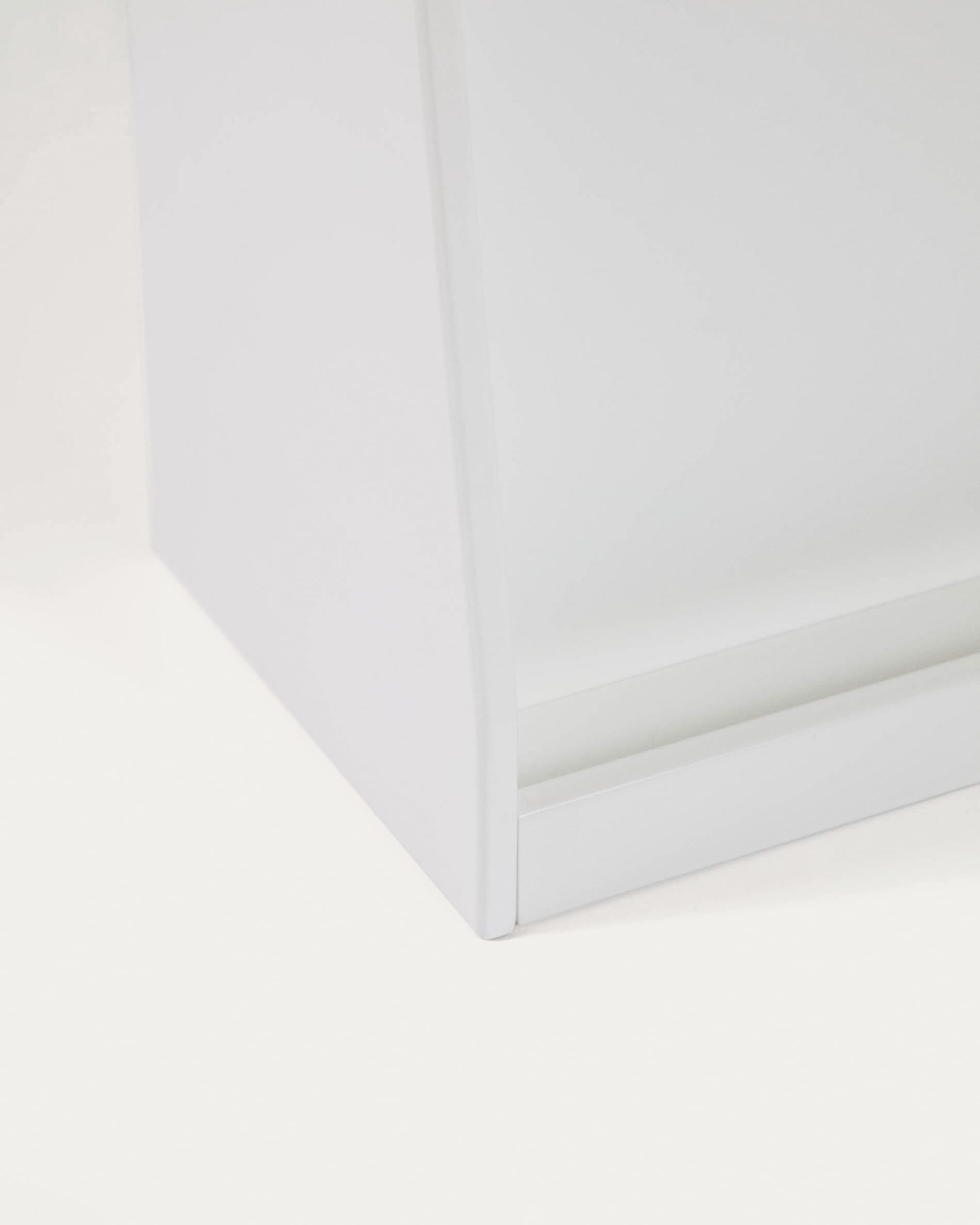 Stilvolles Adiventina Bücherregal aus robustem MDF in Weiß, perfekt für Kinderzimmer. Bietet Platz für Bücher und Spielzeug, fördert Ordnung und Sicherheit.