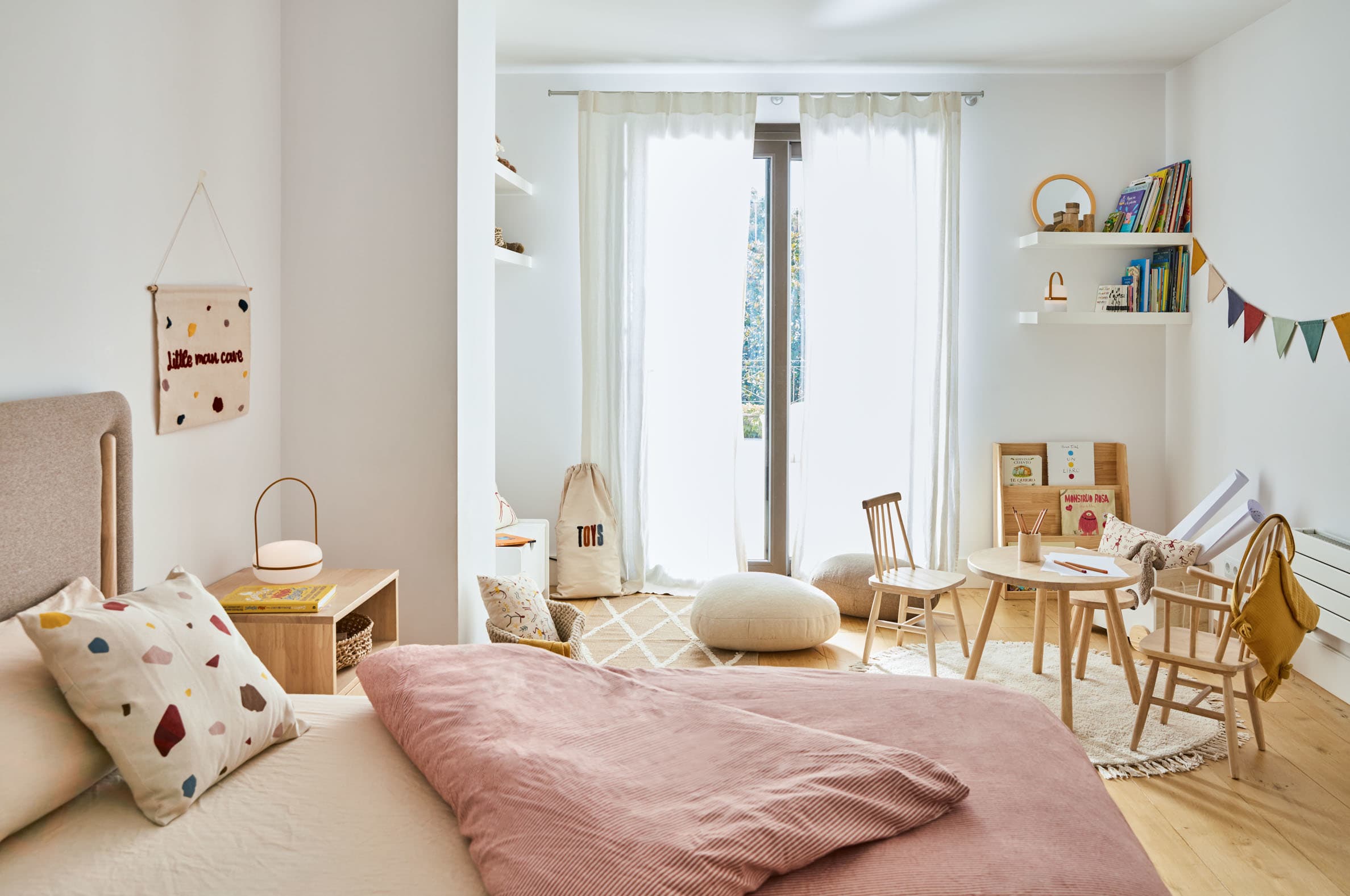 Kompaktes Kiefernholzregal, ideal für Kinderzimmer: robust, sicher, fördert Ordnung und Selbstständigkeit.