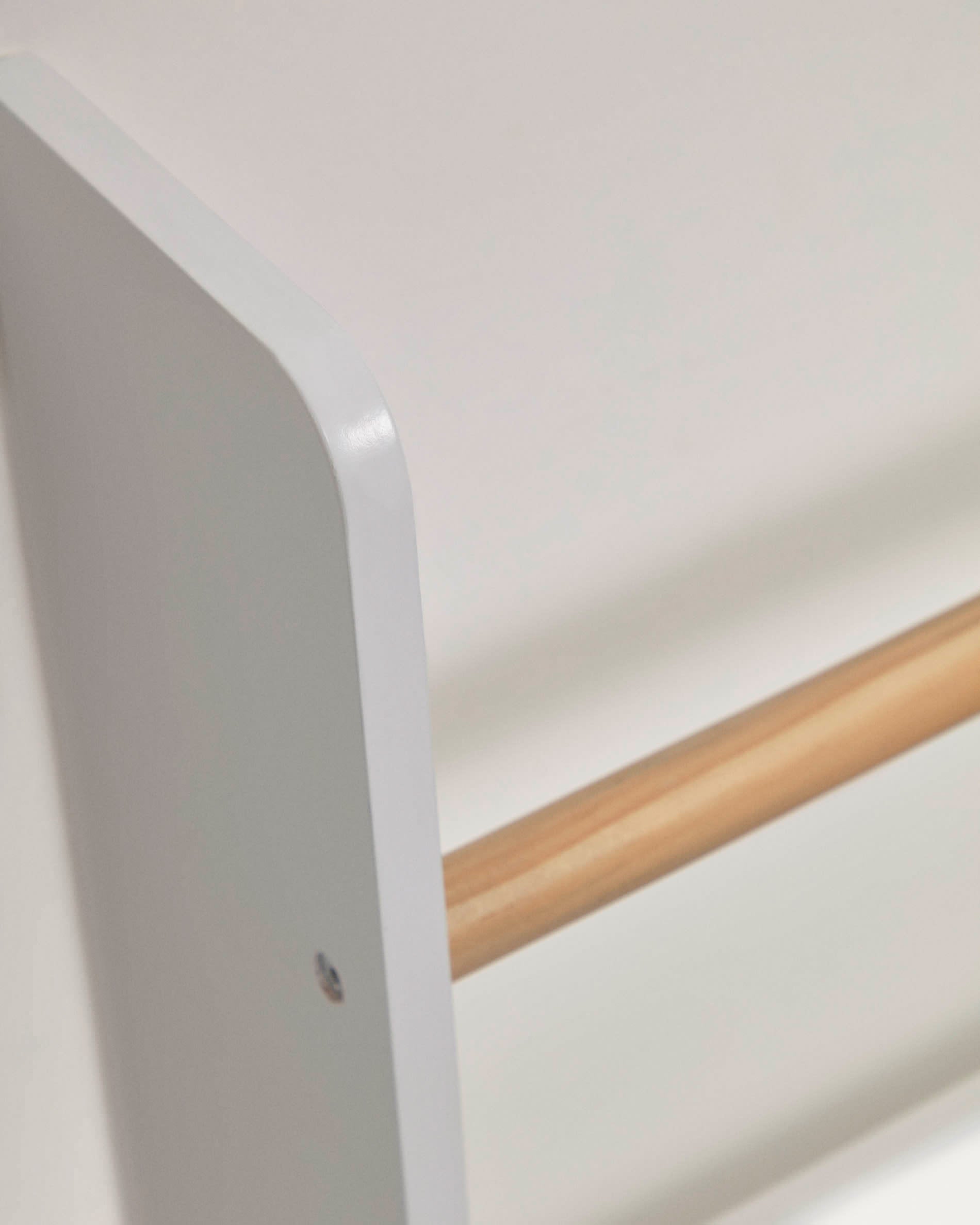 Das Gopi Regal von Kave Home vereint stilvolles Design und Funktionalität. Aus massivem Kiefernholz gefertigt, bietet es sicheren Stauraum für Kinder.