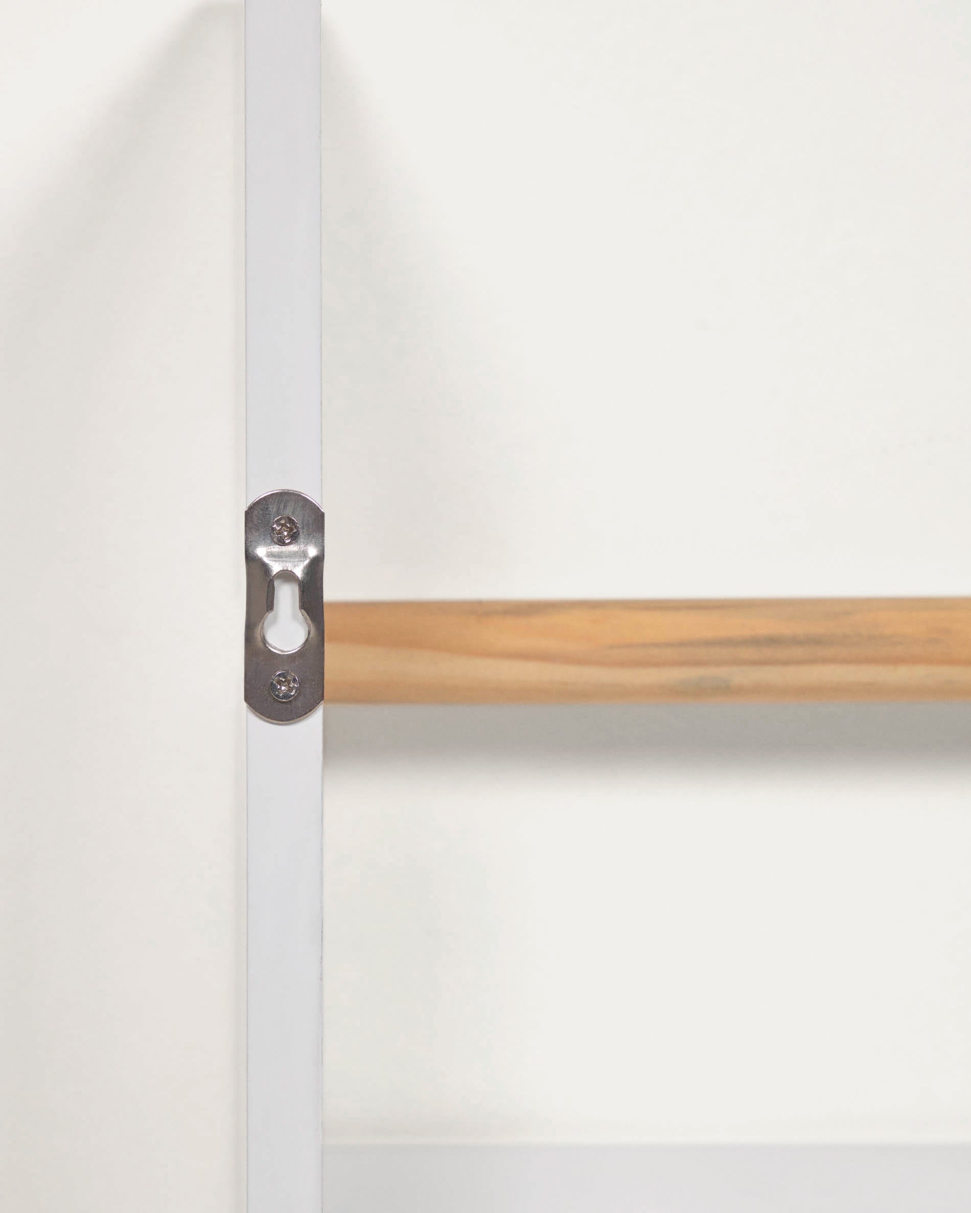 Das Gopi Regal von Kave Home vereint stilvolle Ästhetik und Funktionalität aus massivem Kiefernholz, ideal für jedes Kinderzimmer.