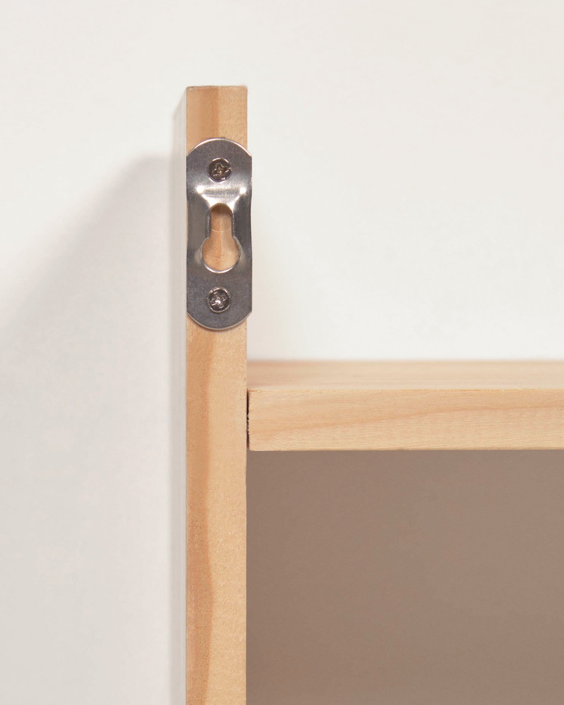 Das Florentina Garderobenregal von Kave Home vereint robustes Kiefernholz und modernes MDF. Mit 52,5 cm Breite ideal für Kinderzimmer, fördert es Ordnung und Stil.