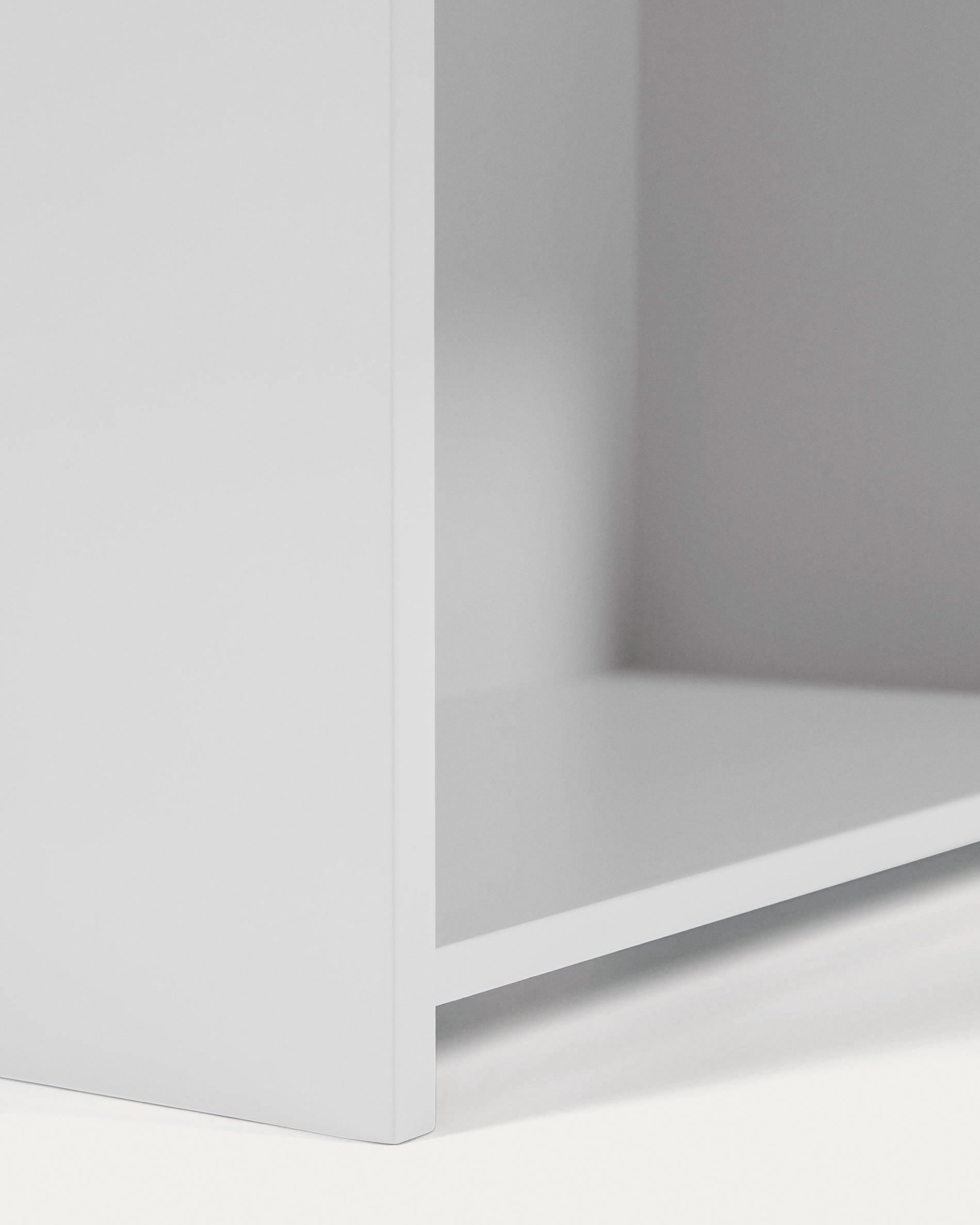 Das Celeste Kinderhaus Regal in elegantem Weiß von Kave Home bietet funktionale Aufbewahrung für Kinderzimmer. Ideal für Spielzeug und Bücher.