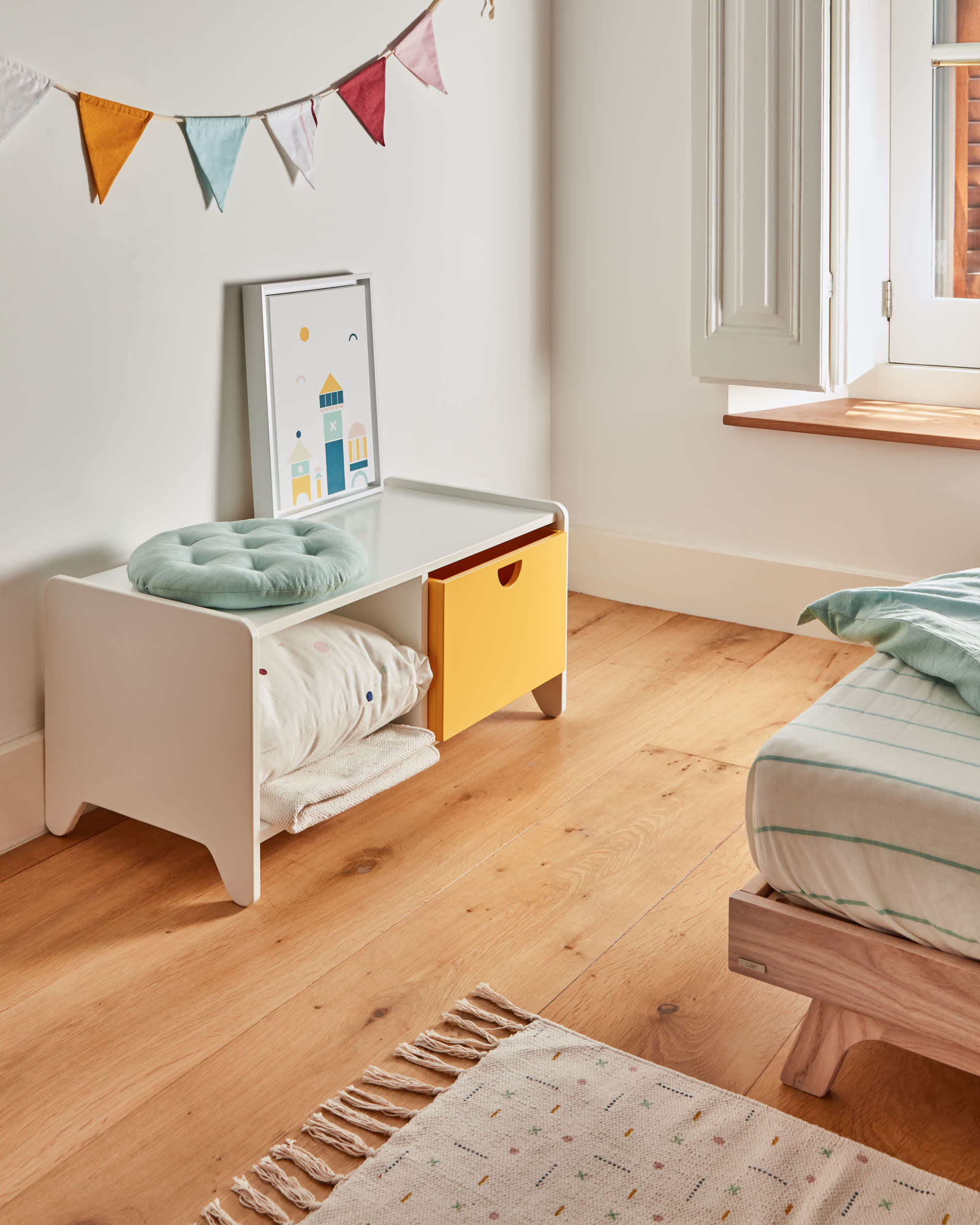 Elegantes, weisses MDF-Sideboard von Kave Home, 78 cm breit, bietet vielseitigen Stauraum und personalisierbare Gestaltung.