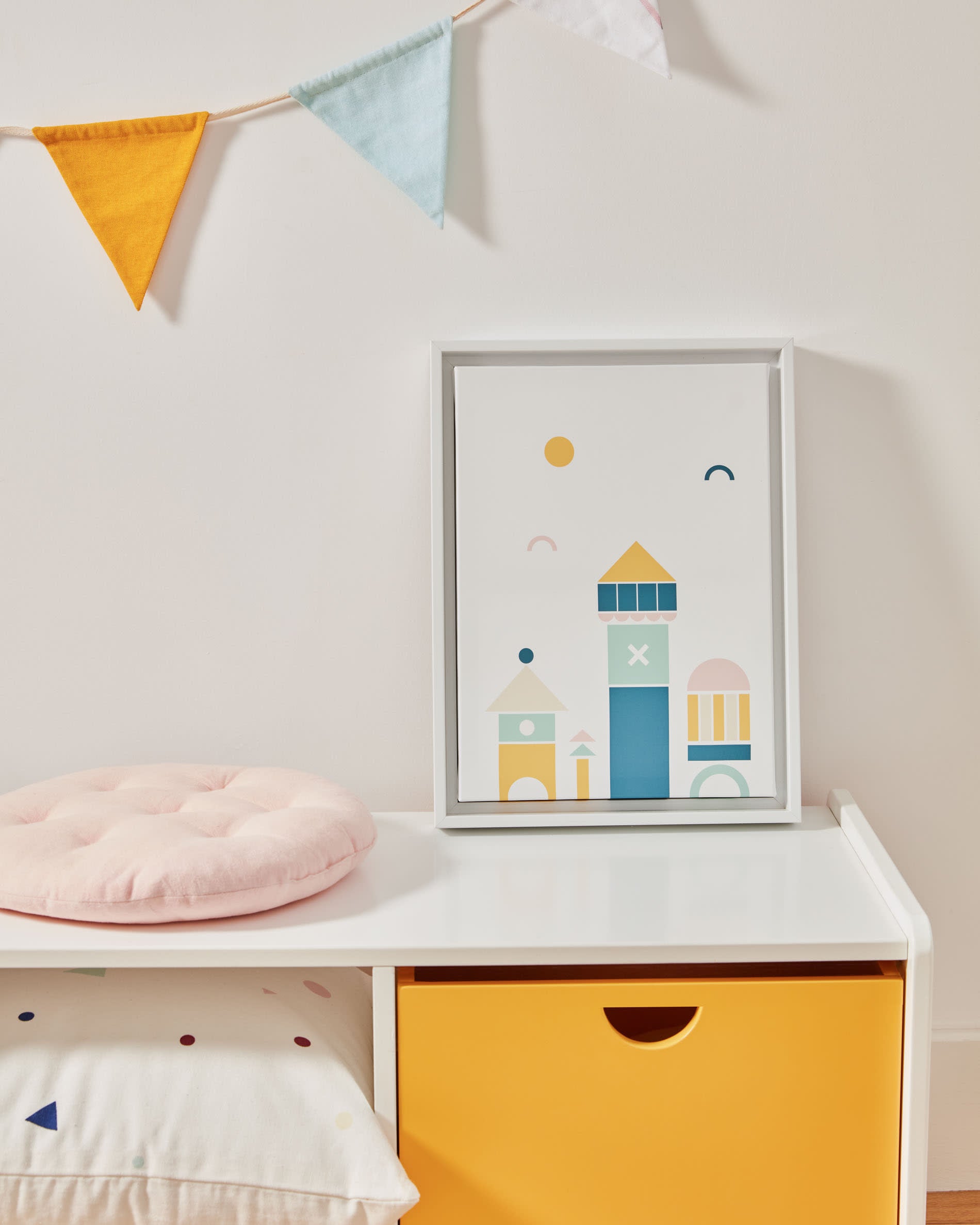 Das Nunila Aufbewahrungsmöbel von Kave Home aus weissem MDF bietet stilvolle und funktionale Aufbewahrung auf 78 cm Breite.