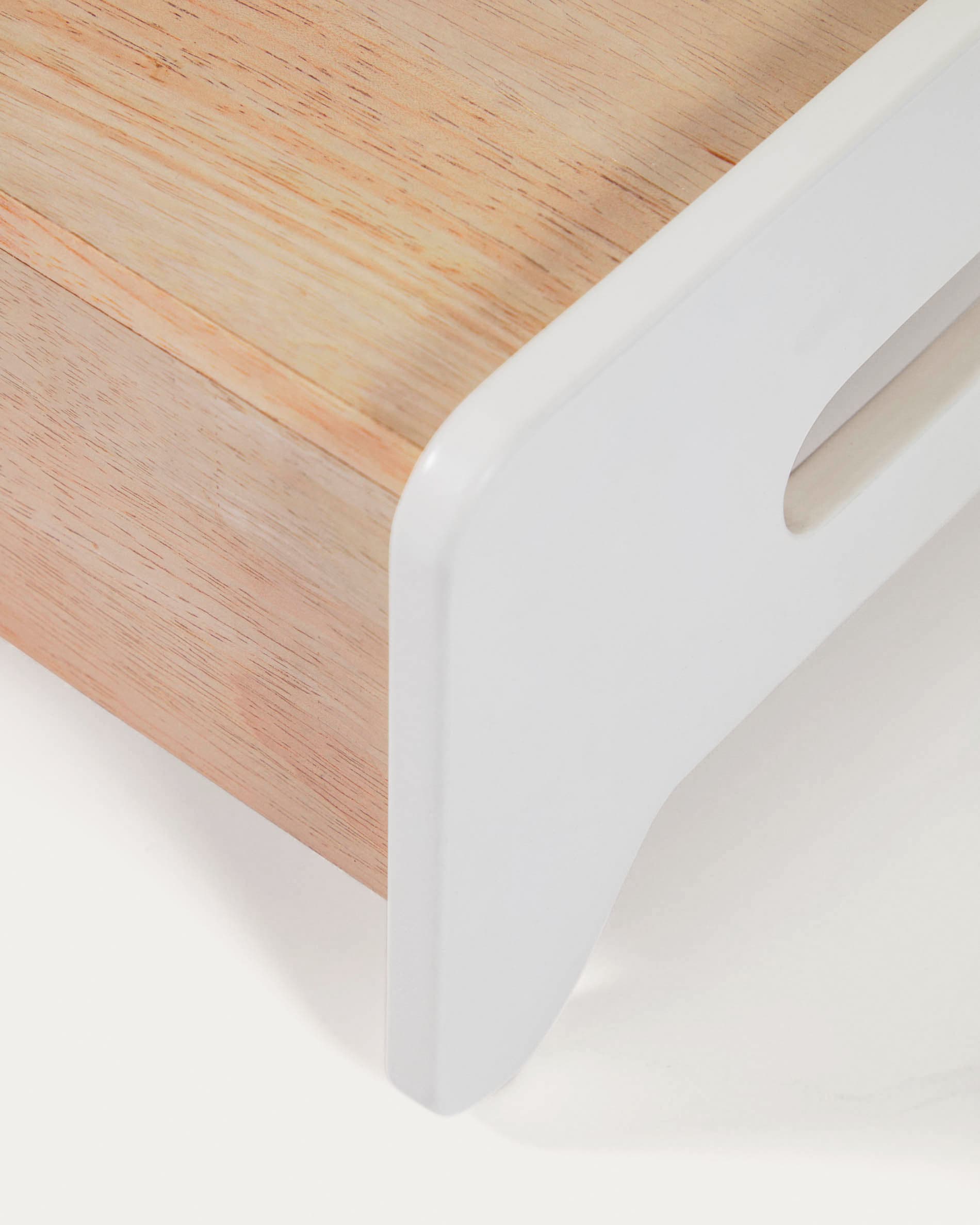 Der Cecilia Kinderhocker aus massivem Kiefernholz vereint modernes Design mit Funktionalität und Sicherheit für kleine Entdecker.