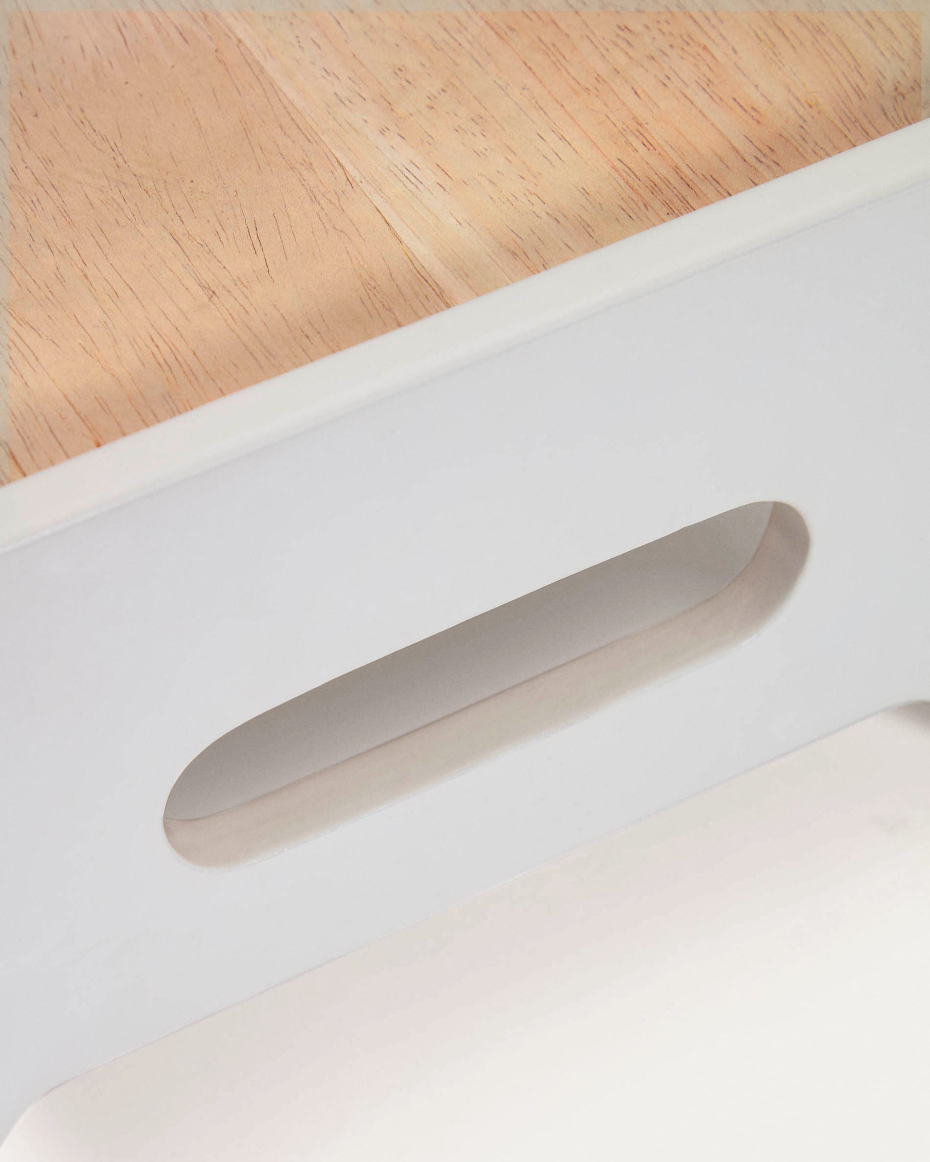 Der Cecilia Kinderhocker aus robustem Kiefernholz bietet kleinen Abenteurern Sicherheit und Stil. Ideal für kreative Spielmomente!