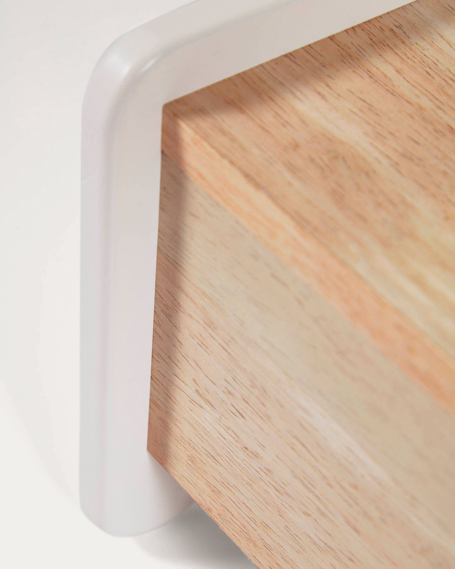 Der Cecilia Kinderhocker aus massivem Kiefernholz vereint Sicherheit und modernes Design. Perfekt für kleine Entdecker und kreative Aktivitäten!