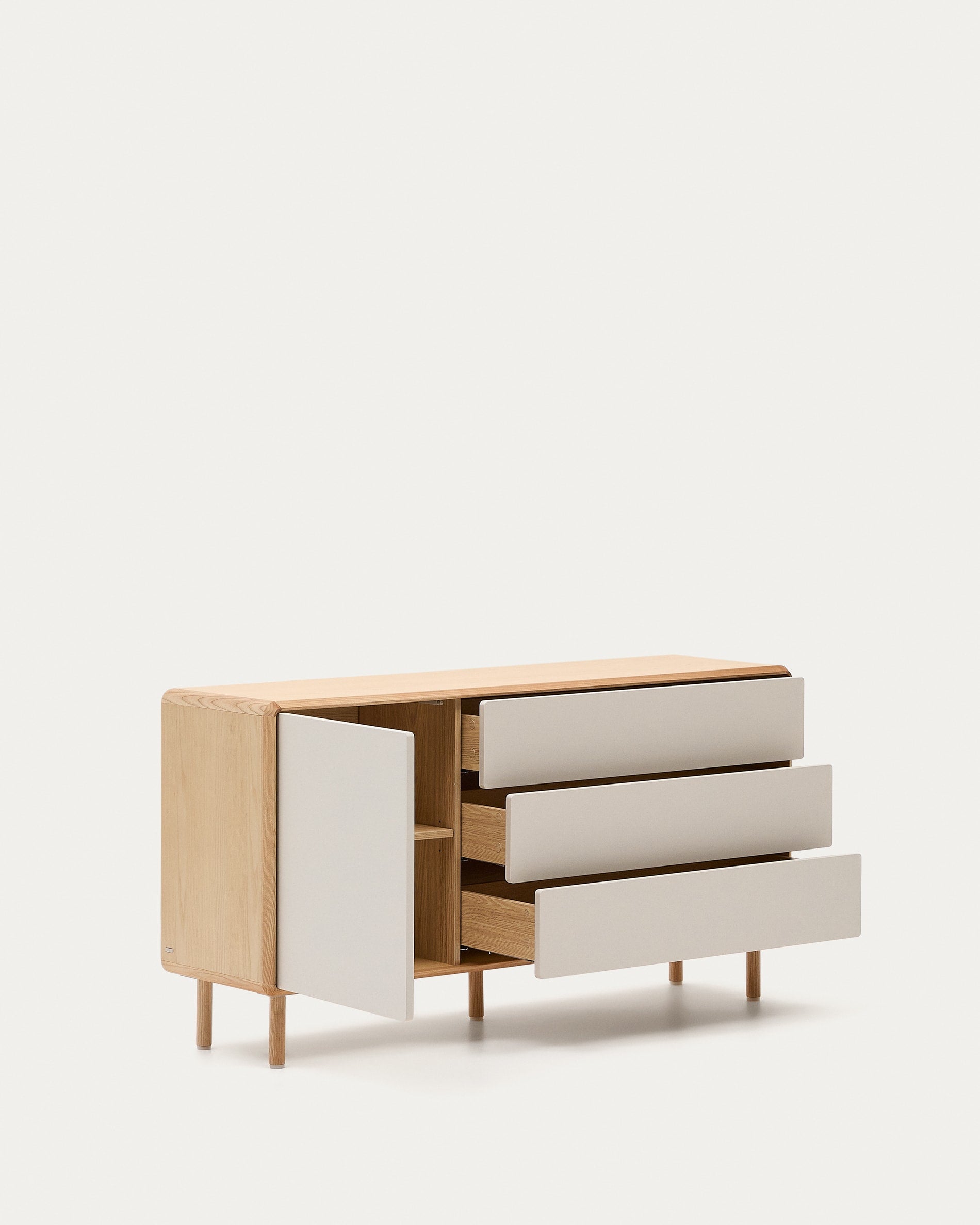 Das Anielle Sideboard aus Esche massiv und Furnier bietet mit 1 Tür und 3 Schubladen auf 150 x 78 cm stilvolle Funktionalität.