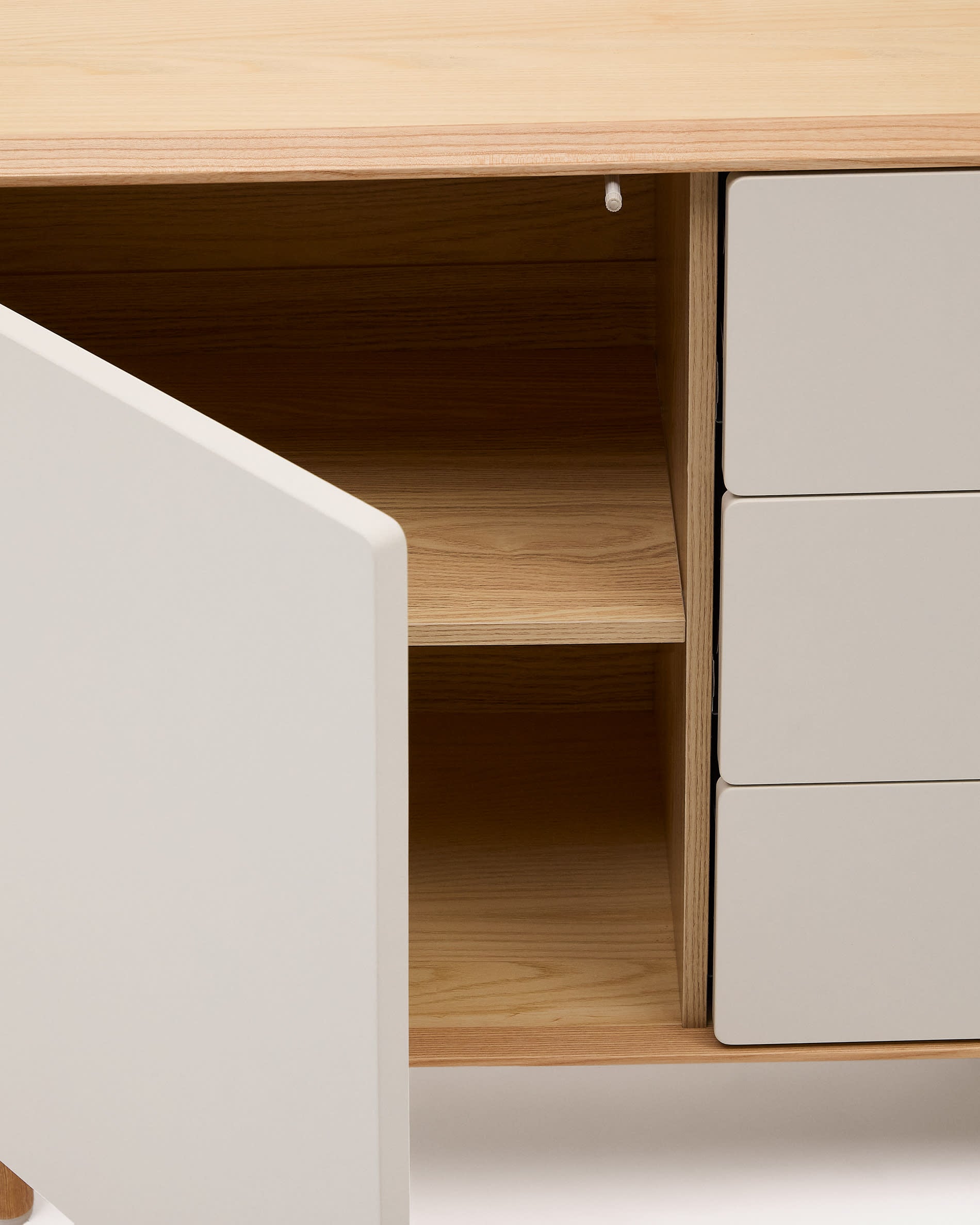 Das Anielle Sideboard von Kave Home kombiniert stilvolles Eschenholz mit cleverem Stauraum durch 3 Schubladen und eine Tür.