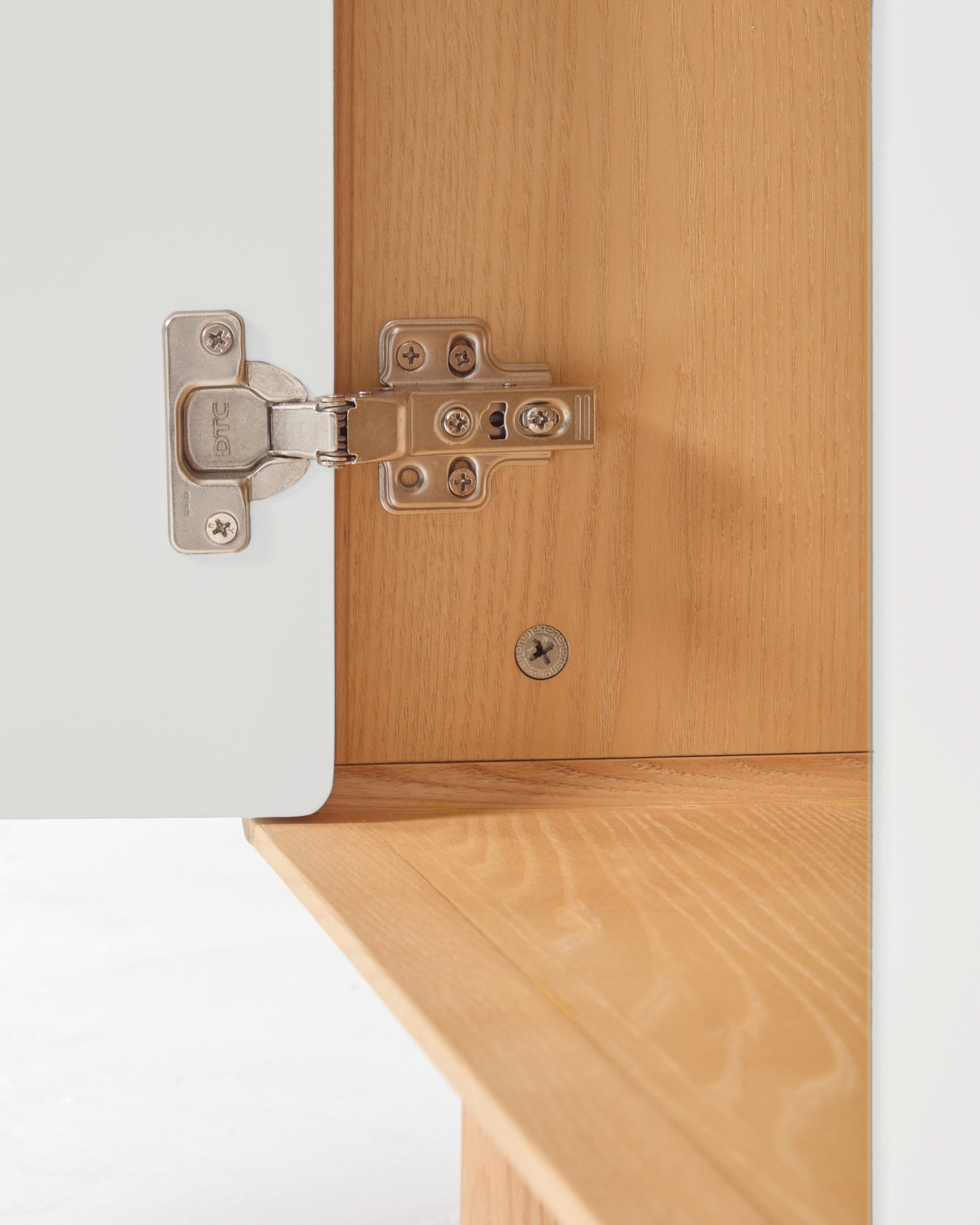 Das Anielle Sideboard von Kave Home vereint elegantes Eschenholz-Design mit praktischen Aufbewahrungslösungen für Ihr Zuhause.