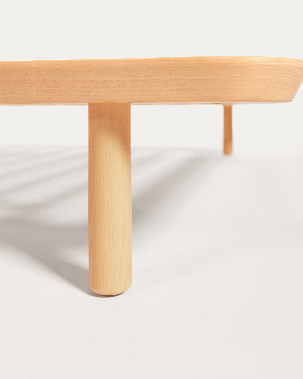 Anielle Bett aus massiver Esche für Matratze von 160 x 200 cm in Natur präsentiert im Onlineshop von KAQTU Design AG. Bett ist von Kave Home