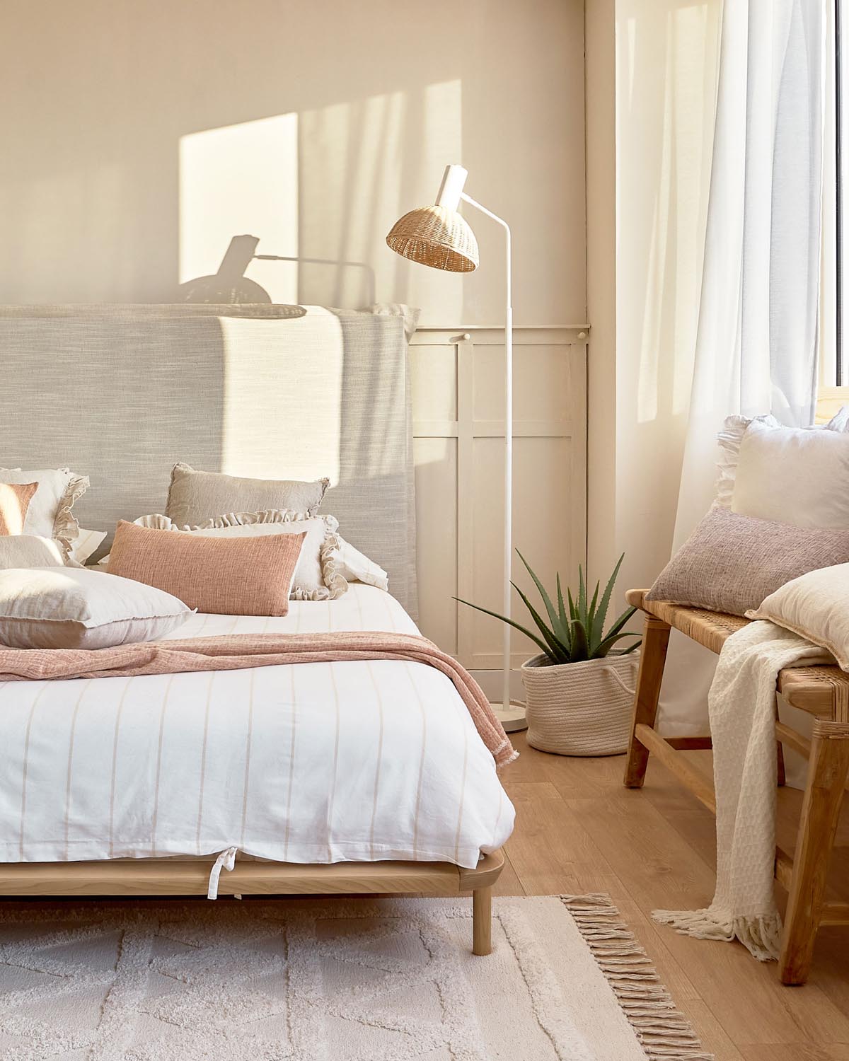 Stilvolles Anielle Bett aus Esche für 160x200 cm Matratzen.