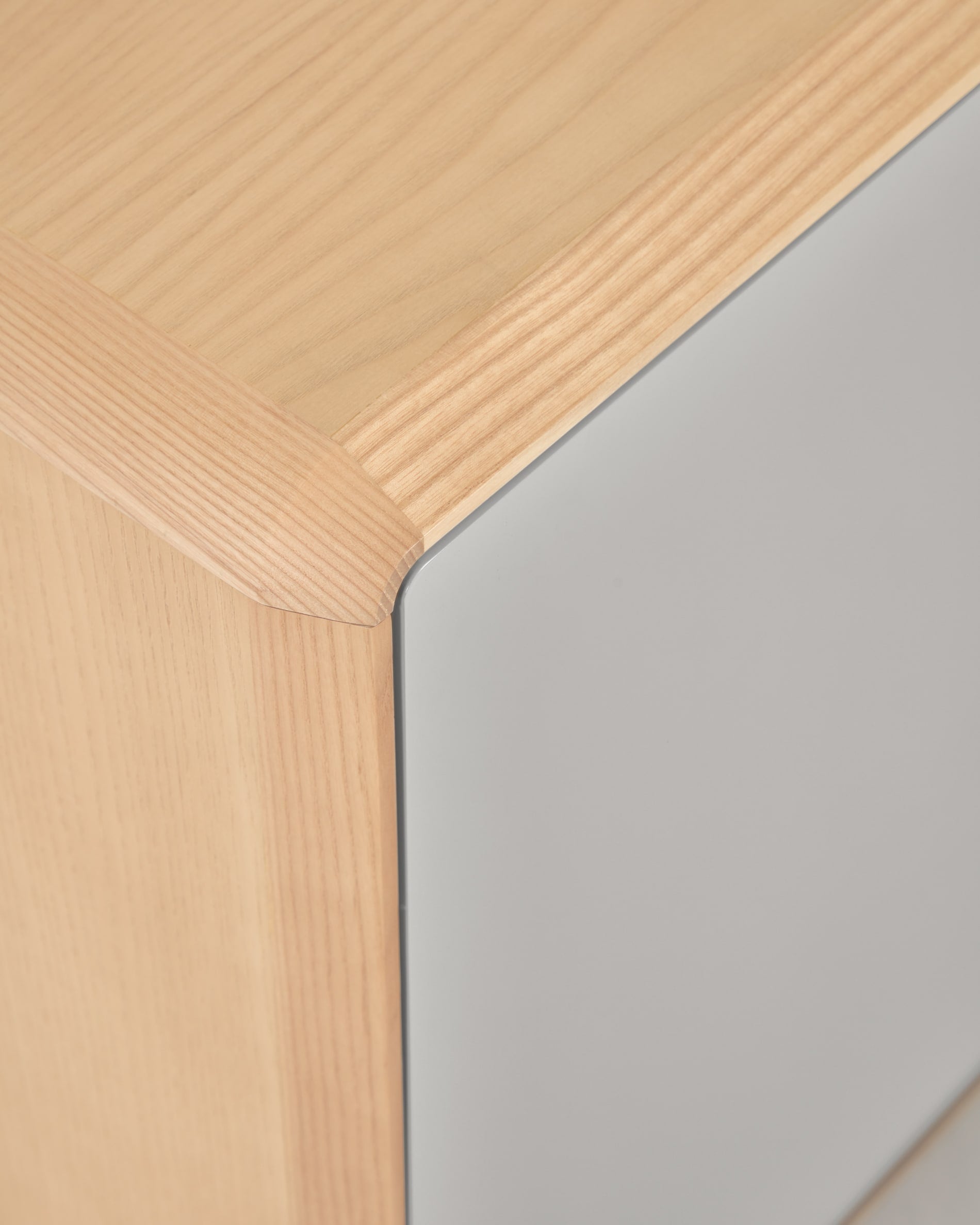 Moderner TV-Schrank aus robuster Esche und elegantem Furnier, 180 x 41 cm, mit 2 Türen für stilvollen Stauraum und harmonische Akzente.