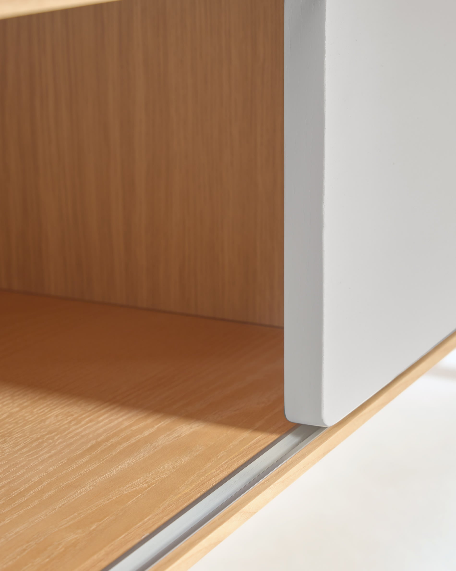 Moderner TV-Schrank aus robuster Esche und elegantem Furnier, 180 x 41 cm, mit 2 Türen für stilvollen Stauraum und harmonische Akzente.