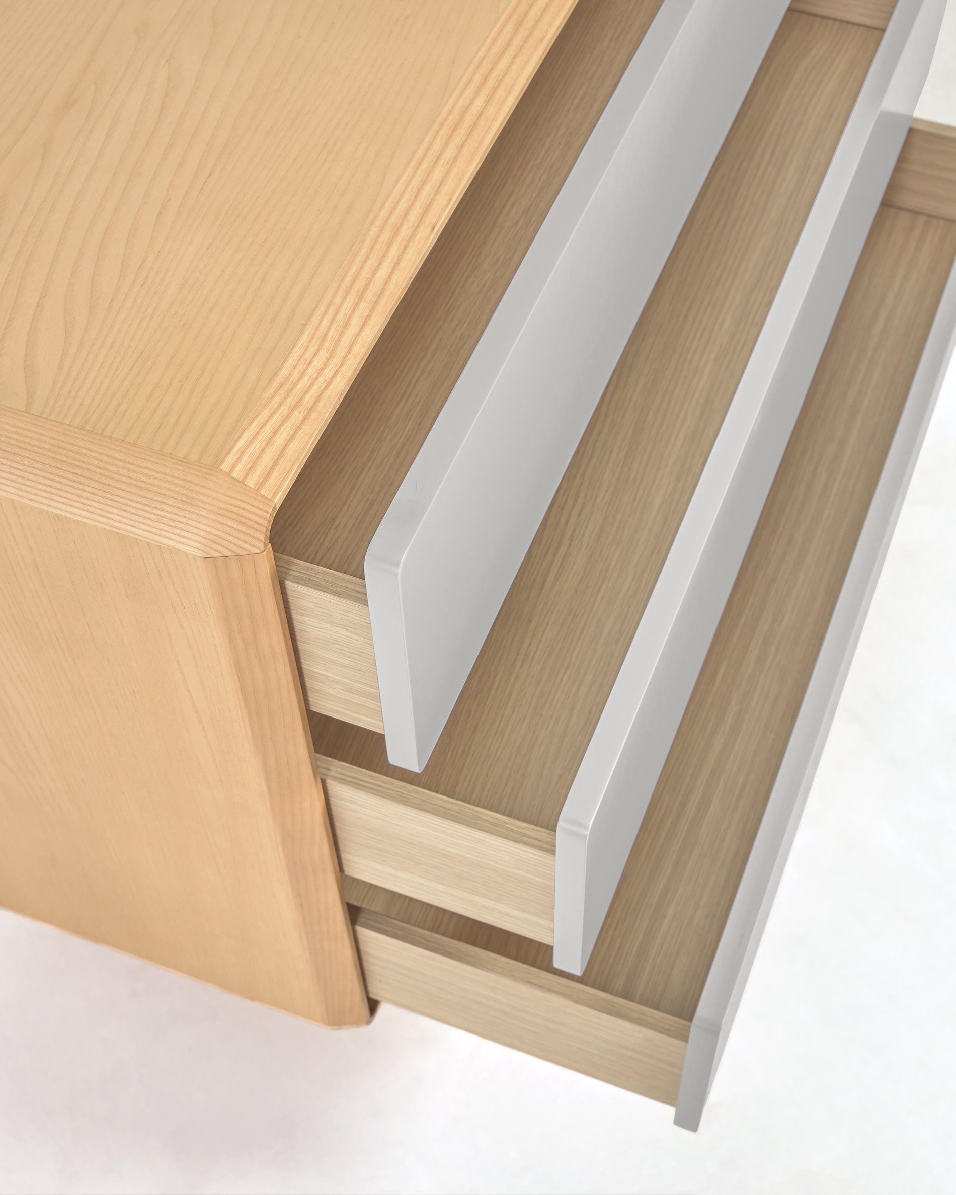 Die Anielle Kommode aus massiver Esche bietet mit 3 geräumigen Schubladen eleganten Stauraum und passt perfekt in jedes Zuhause.