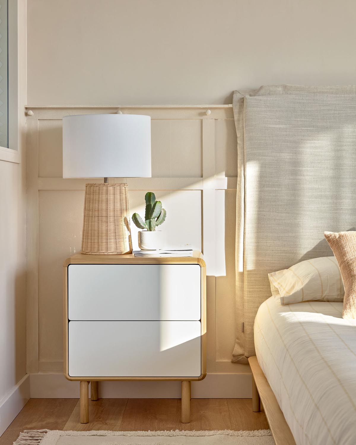 Eleganter Anielle Nachttisch aus Esche für stilvolle Schlafzimmer.