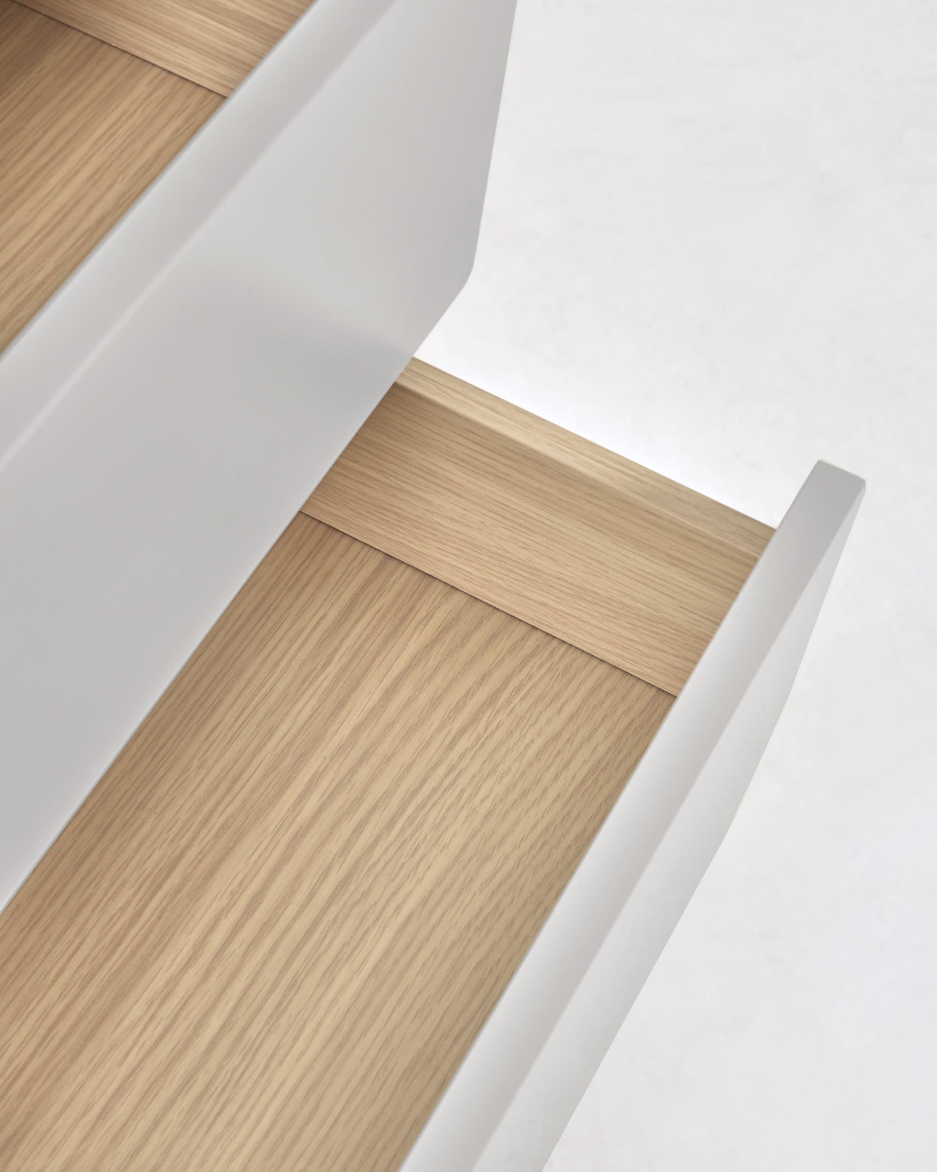 Entdecken Sie die Anielle Kommode von Kave Home: 5 robuste Schubladen aus massiver Esche, 60 x 117 cm, ideal für stilvolle Aufbewahrung.