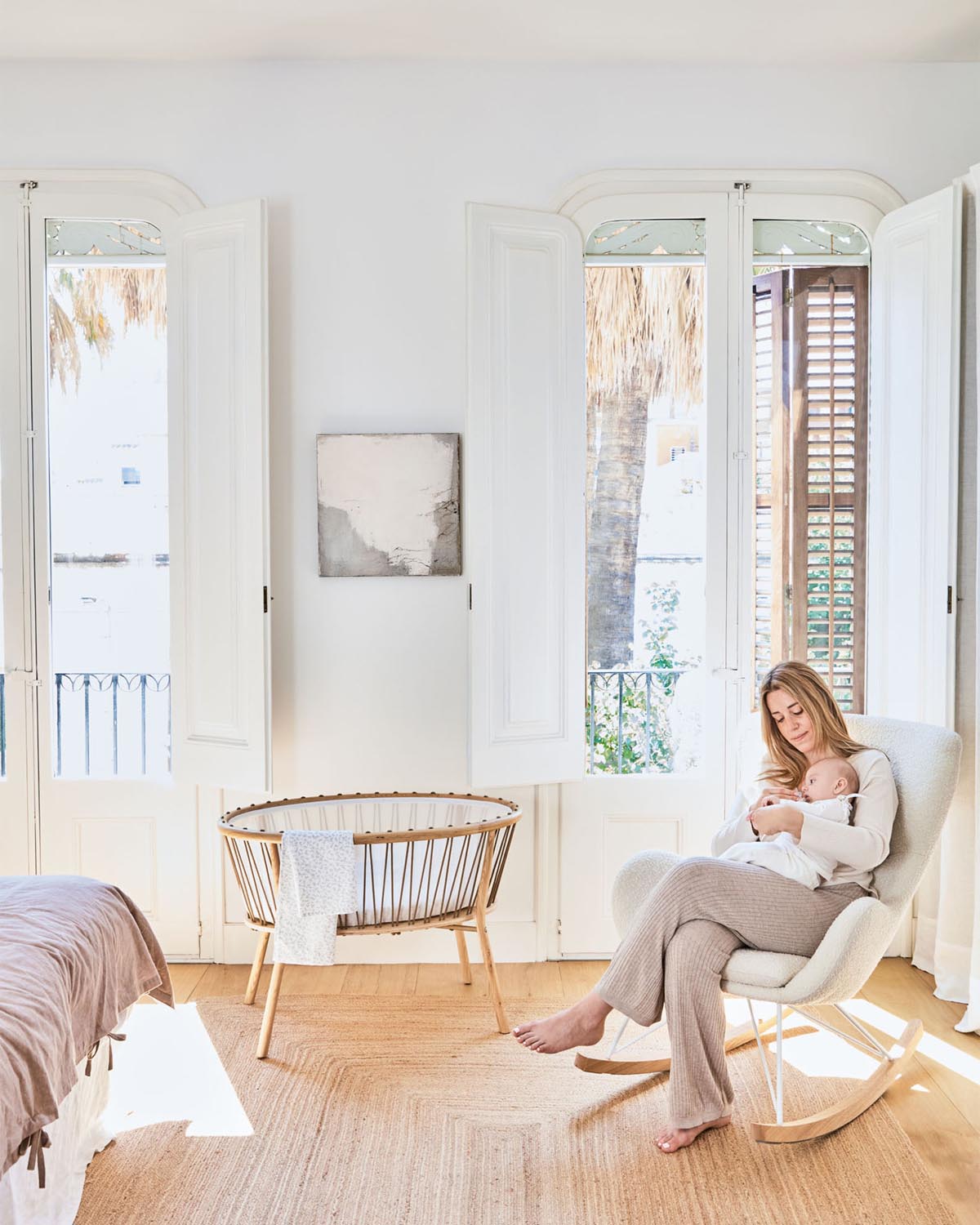 Vania Schaukelstuhl: Weisser Lammfell-Look für stilvolle Entspannung.