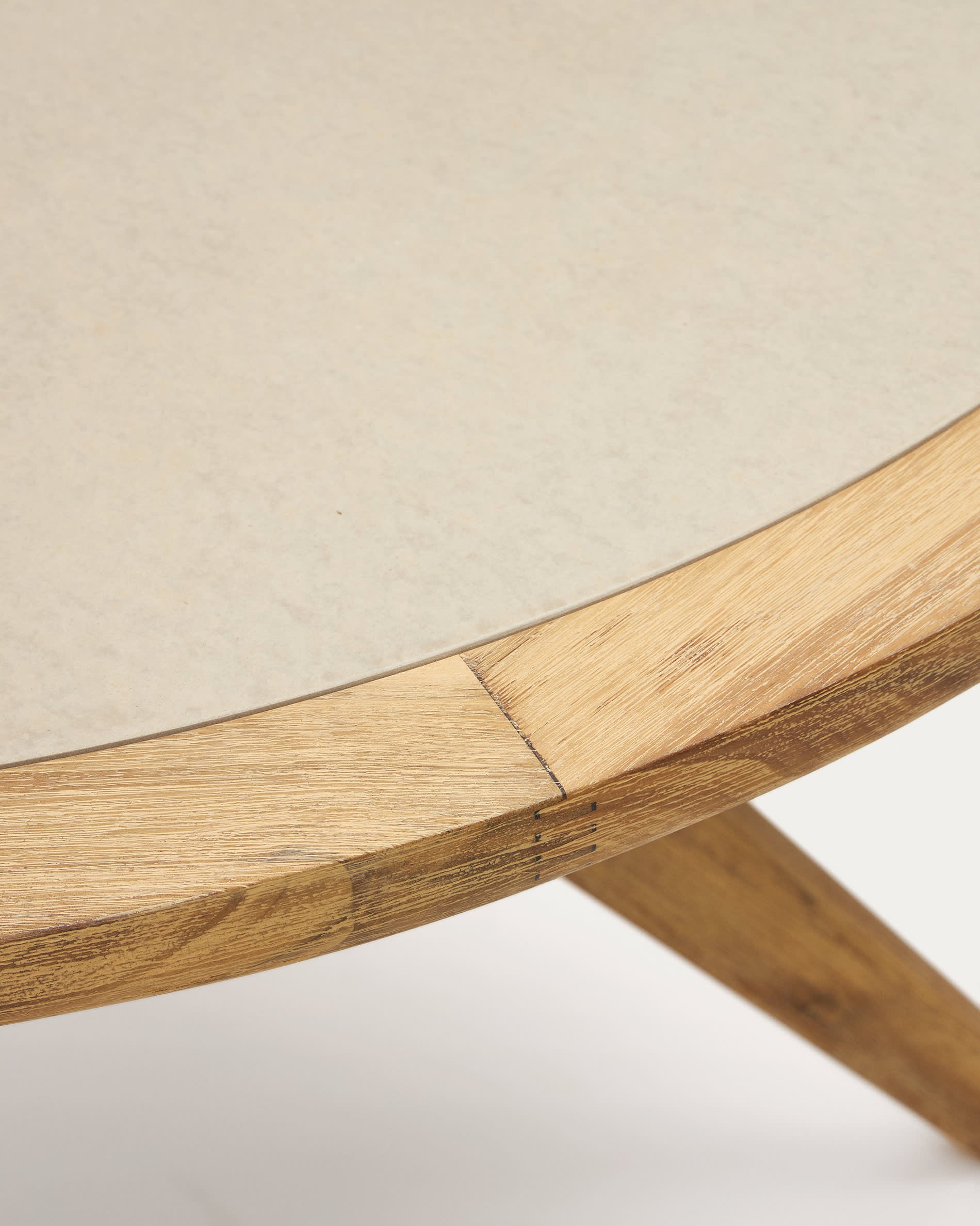 Eleganter runder Tisch aus beigem Polyzement und massivem Akazienholz, ideal für entspannte Momente im Garten oder auf der Terrasse.