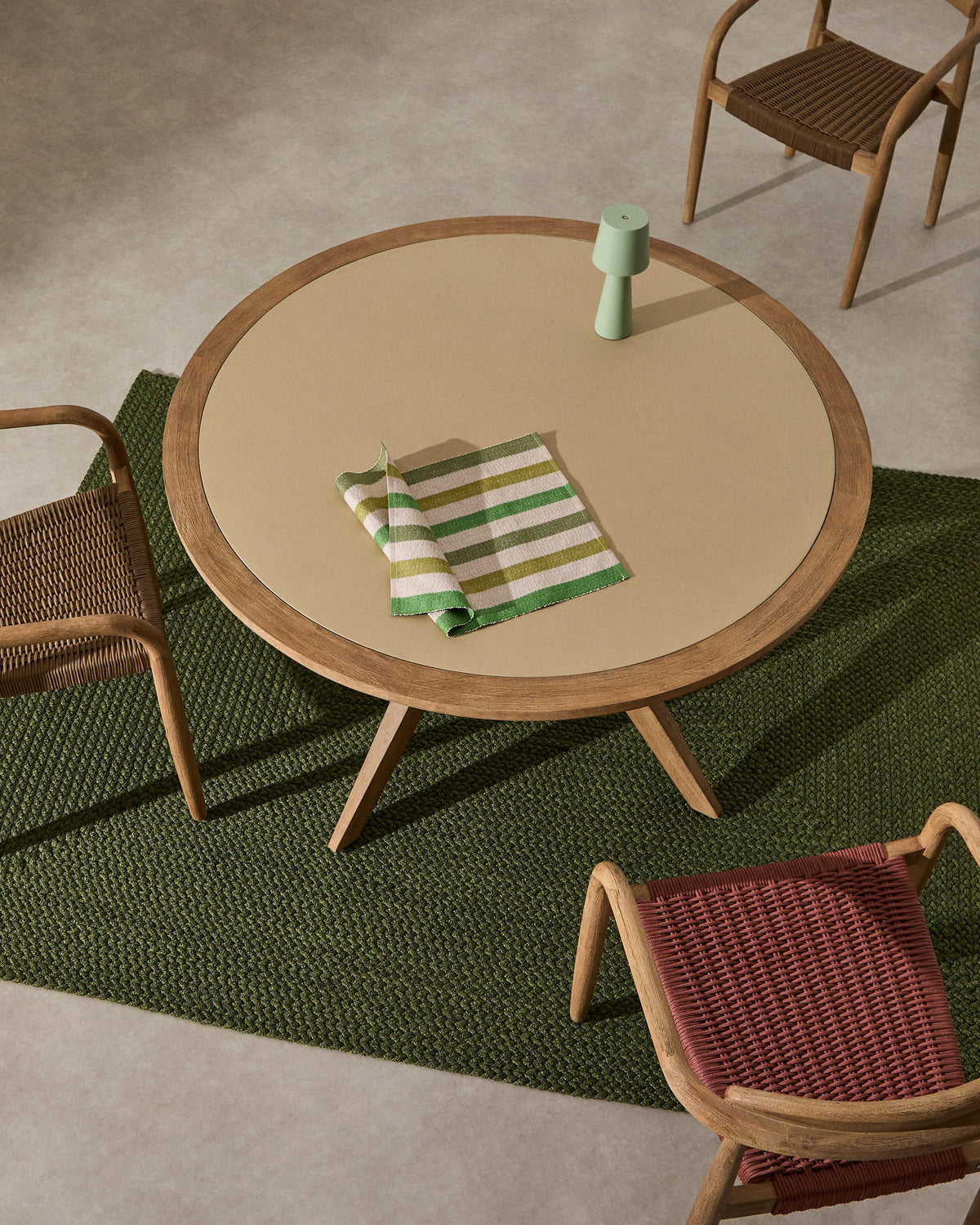Julieta runder Tisch aus beigem Polyzement und massivem Akazienholz Ø 120 cm FSC 100% in Natur präsentiert im Onlineshop von KAQTU Design AG. Gartentisch ist von Kave Home