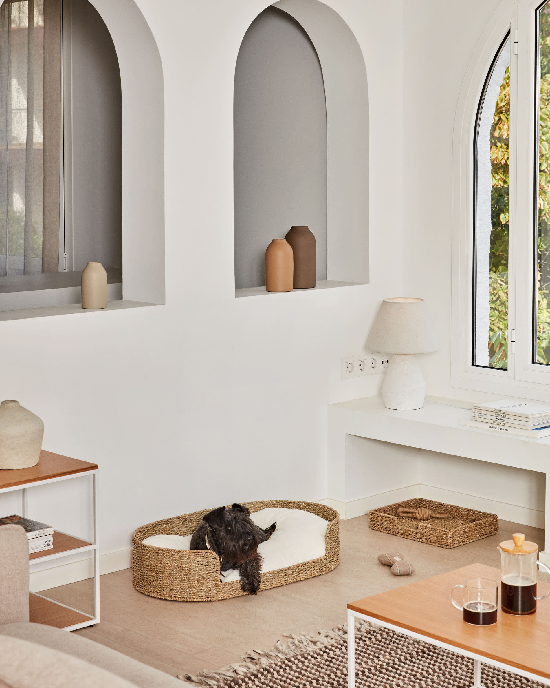 Großes Haustierbett aus Naturfasern, Ø 80 x 45 cm, von Kave Home. Nachhaltig, bequem und ideal für große Haustiere.