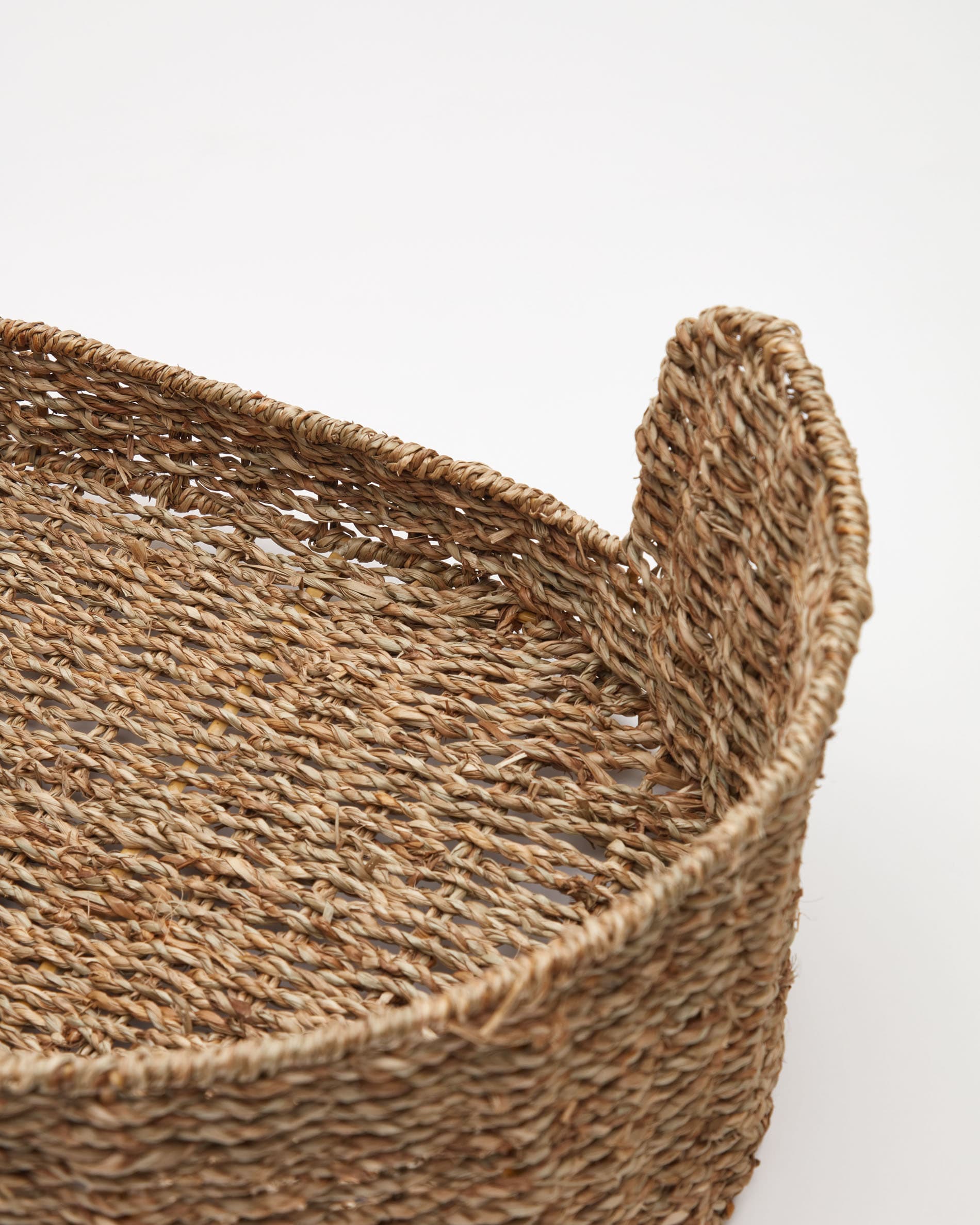 Entdecken Sie das Fliicker Haustierbett von Kave Home: Ø 60 x 35 cm, aus nachhaltigen Naturfasern, perfekt für kleine Hunde und Katzen.