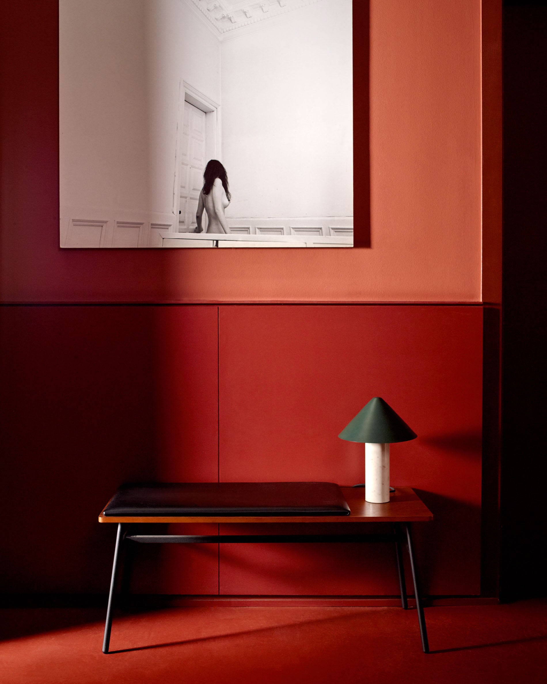 Valentine Tischlampe: Weisser Marmorfuss, grünes Metall-Finish, stilvolles Design von Kave Home für moderne Wohnräume.