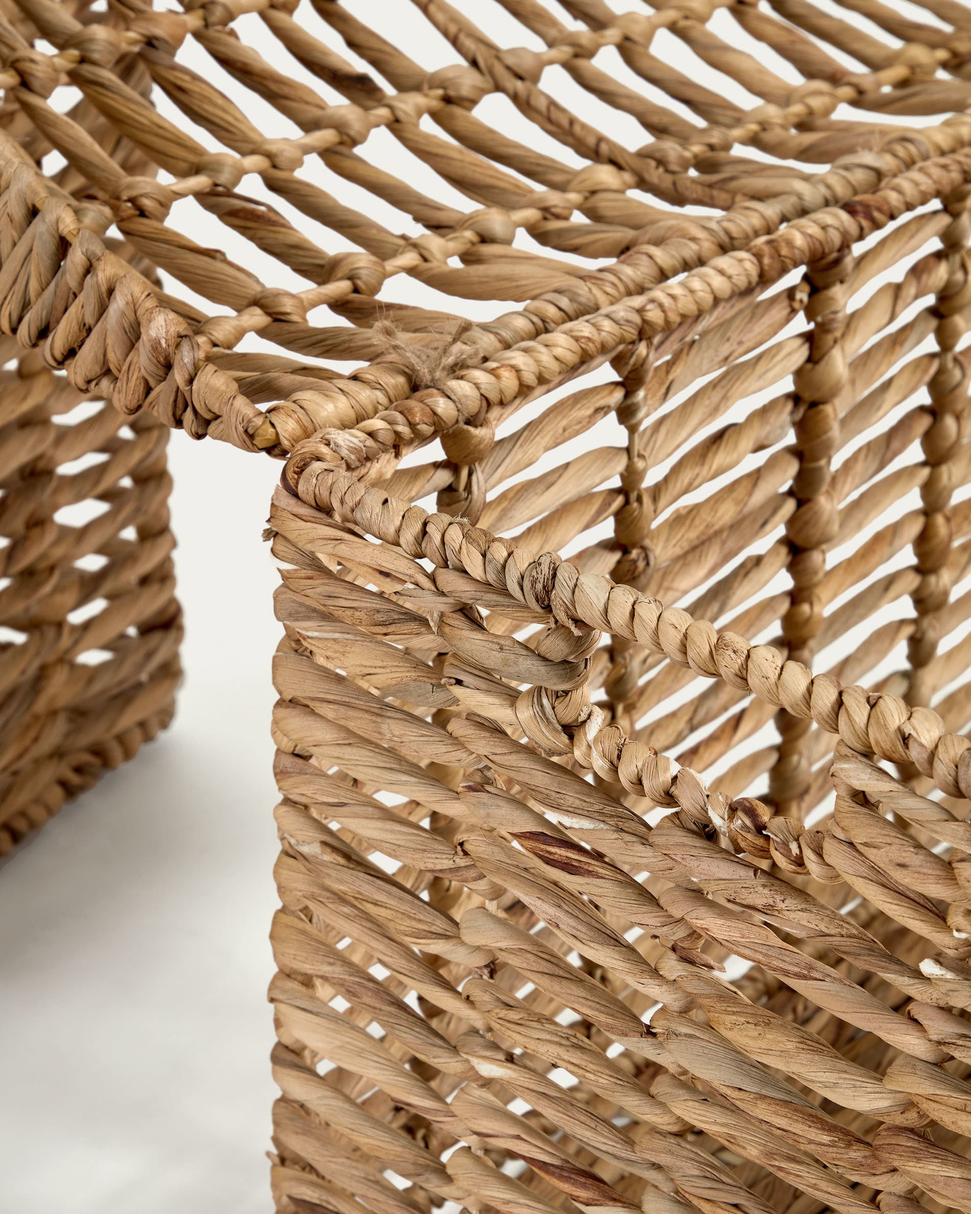 Erleben Sie das Xuliana Set: 2 elegante Truhen aus hochwertigen Naturfasern, die praktischen Stauraum und zeitloses Design harmonisch verbinden.