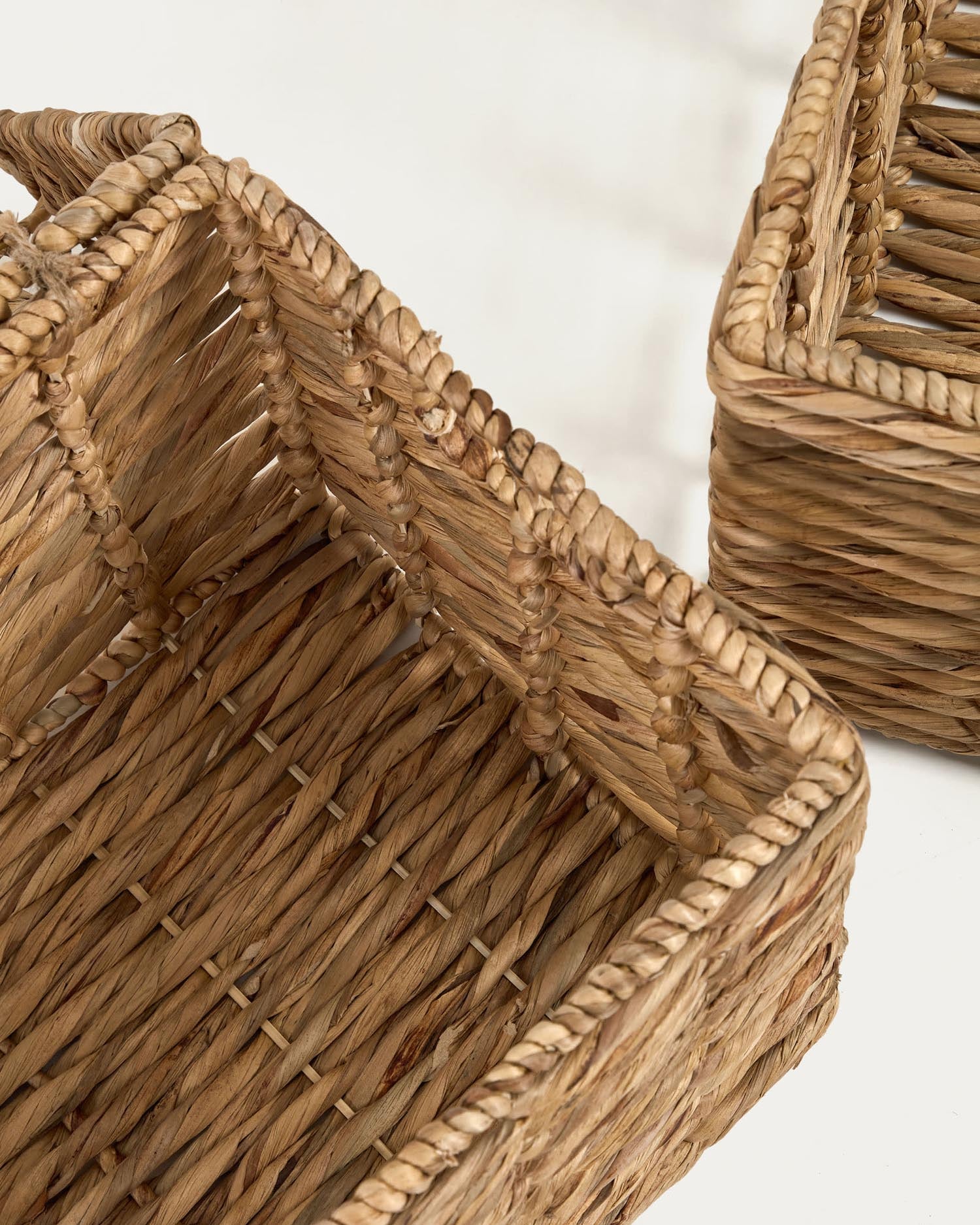 Entdecken Sie das Xuliana Set: 2 stilvolle Truhen aus Naturfasern, die Funktionalität und Ästhetik perfekt vereinen und jedem Raum Charme verleihen.