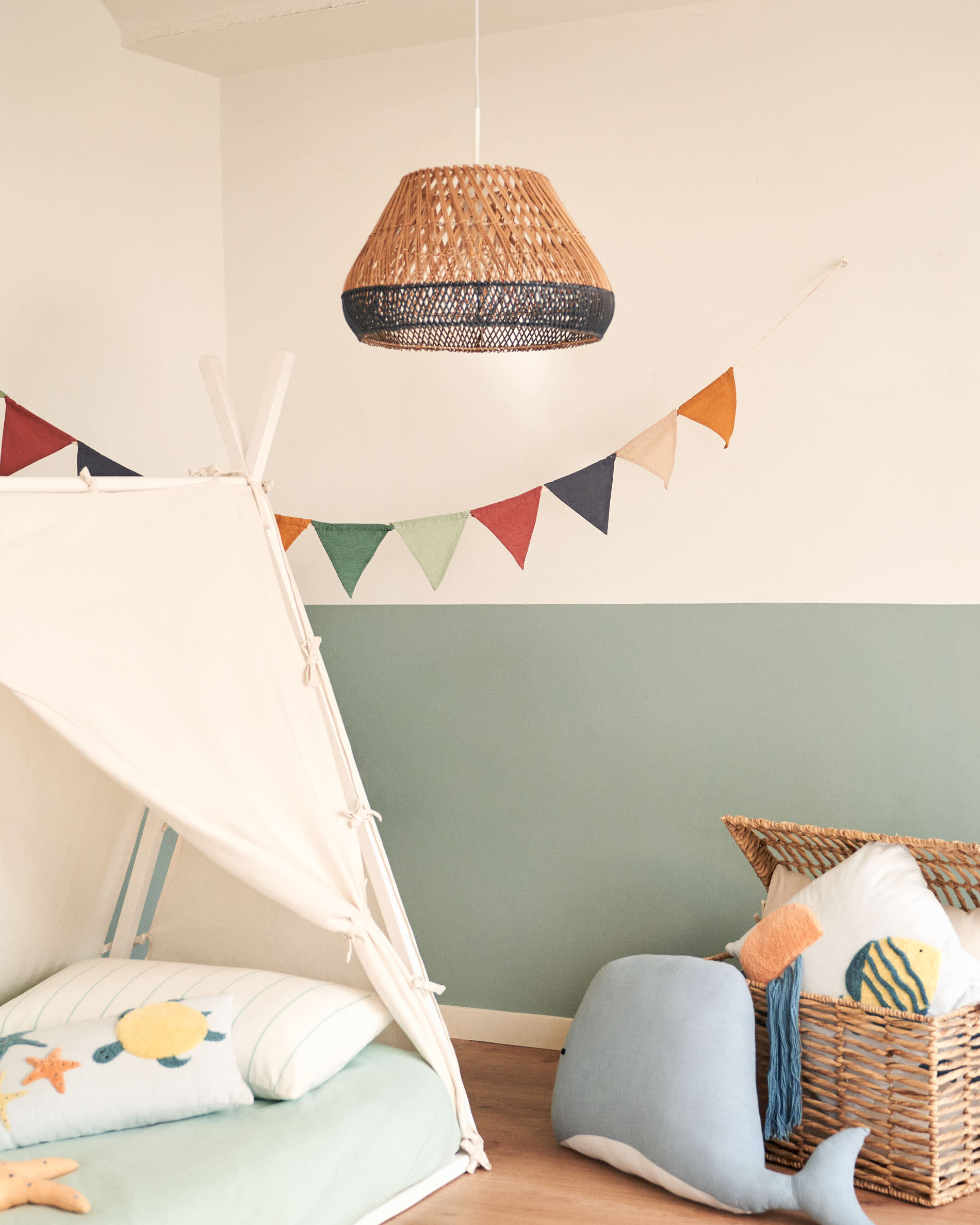 Zwei handgefertigte Truhen aus Naturfasern mit natürlichem Look, perfekt für dekorative und praktische Aufbewahrung.