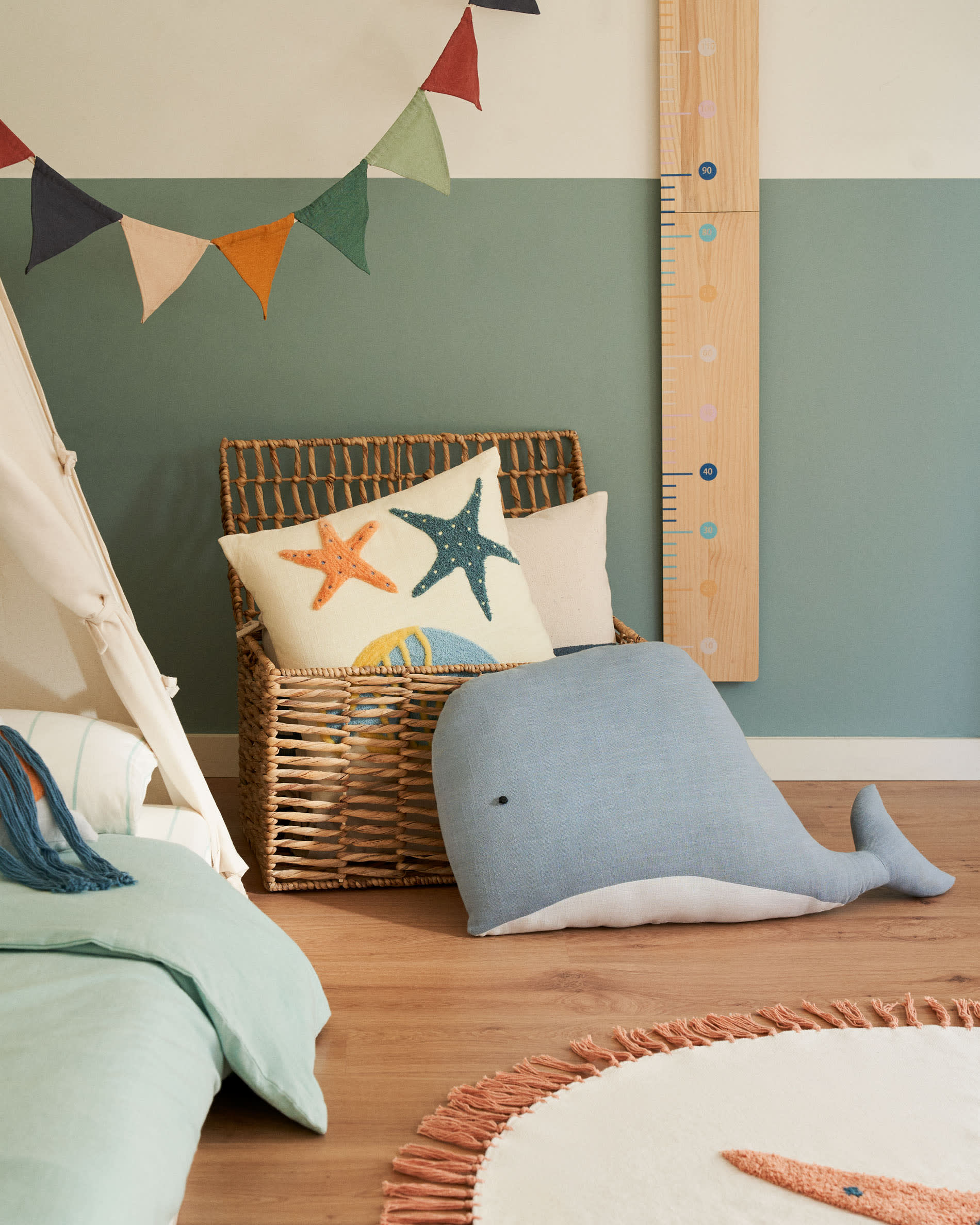 Set aus 2 Truhen aus Naturfasern mit natürlichem Finish, ideal für stilvolle Aufbewahrung und Dekoration in jedem Raum.