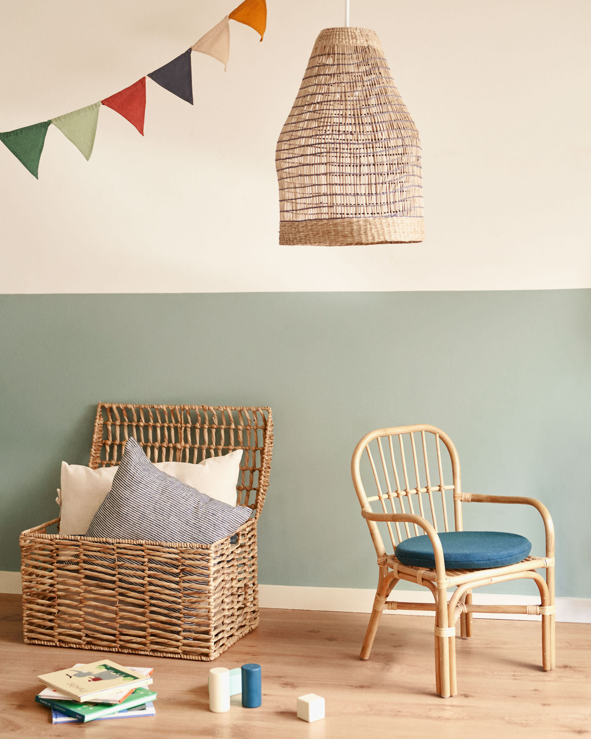 Set aus 2 Truhen aus Naturfasern mit natürlichem Finish, perfekt für dekorative und praktische Aufbewahrung.