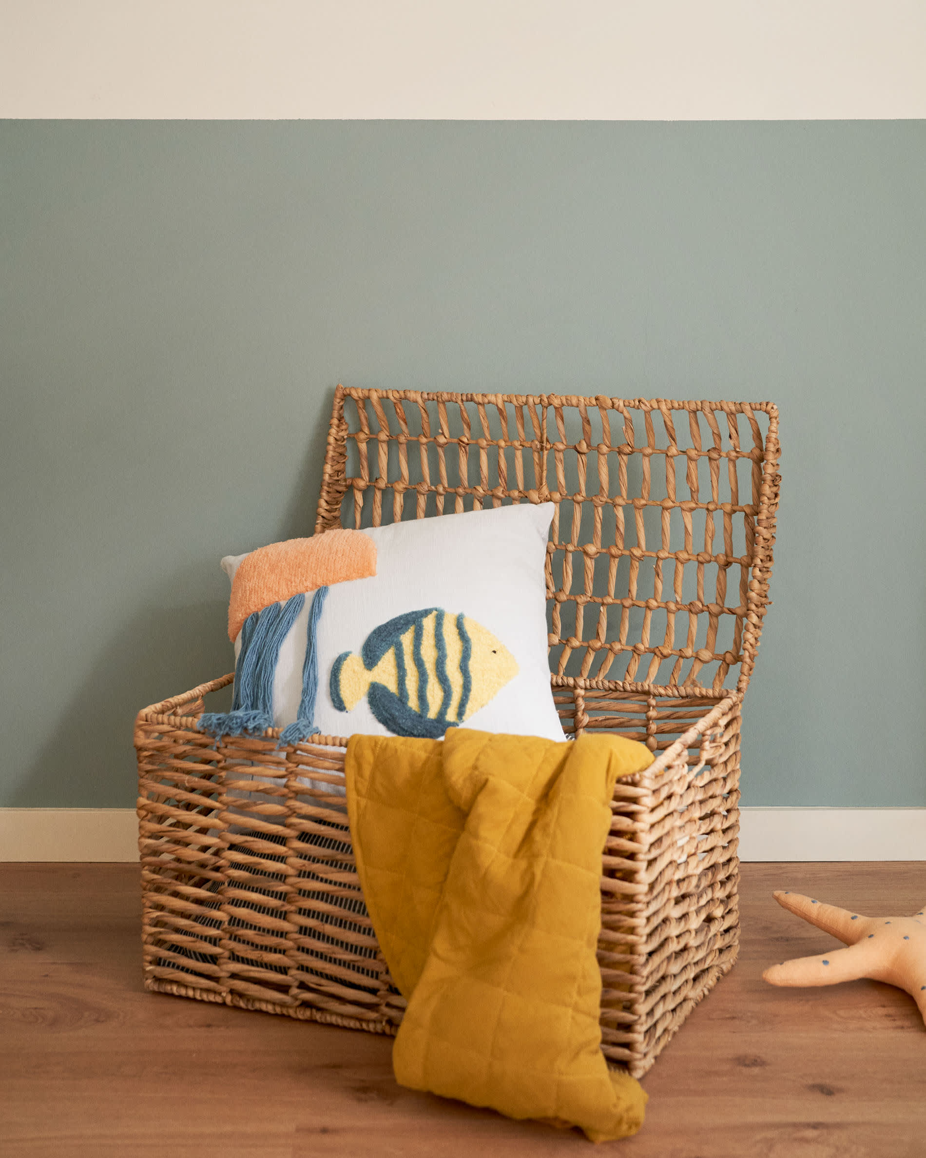 Zwei Truhen aus Naturfasern mit natürlichem Finish, perfekt für stilvolle Aufbewahrung und Dekoration in jedem Raum.