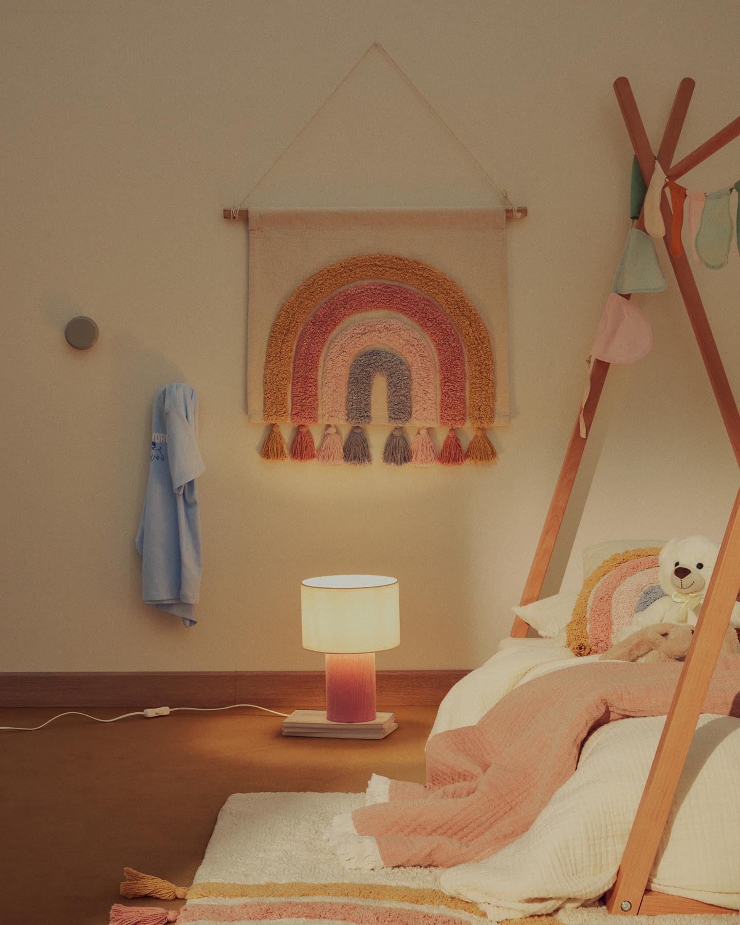 Tischlampe Bianella aus Baumwolle und rosafarbenem Cord in Rosa präsentiert im Onlineshop von KAQTU Design AG. Tischleuchte ist von Kave Home