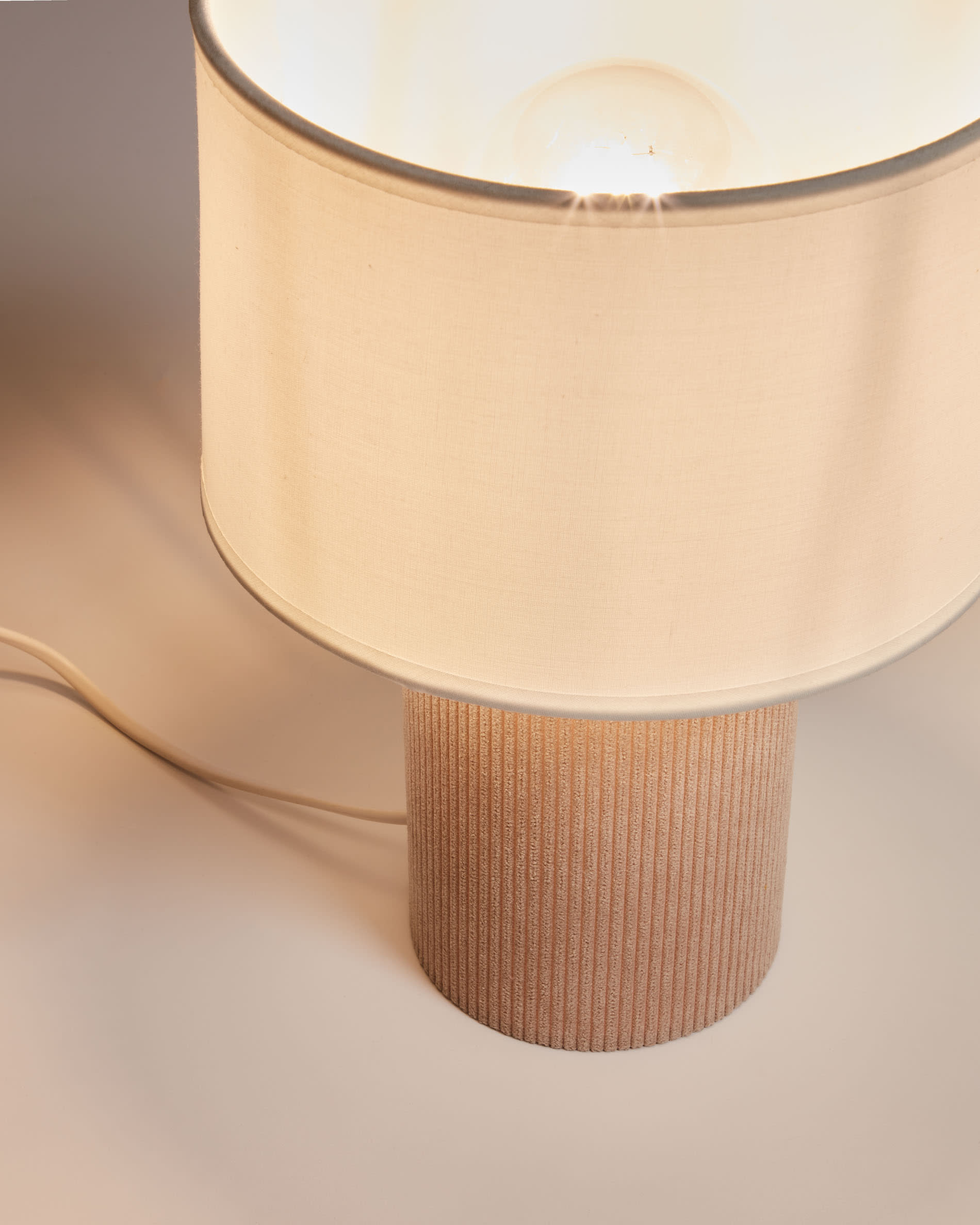 Die Tischlampe Bianella von Kave Home vereint eleganten Cord und sanftes Licht, ideal für eine gemütliche Atmosphäre in jedem Raum.