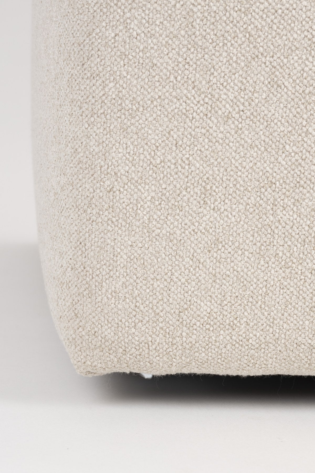 Sofa-Element Prosper Seat Right in Sand von Zuiver, gepolstert mit Off-White Polyester-Sitzfläche und Polyurethan-Füllung, modulare Form für Innenräume.