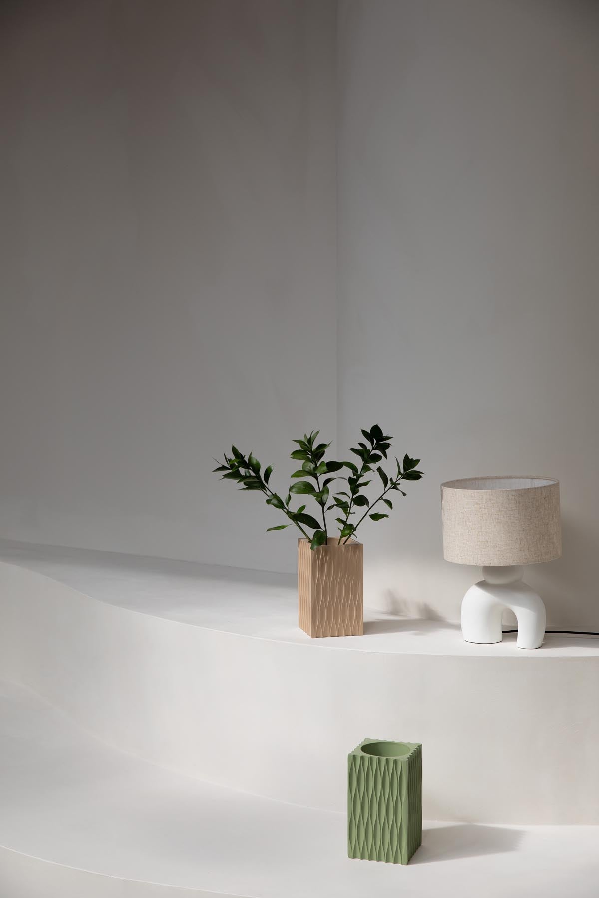 Riley Vase in Stone Green präsentiert im Onlineshop von KAQTU Design AG. Vase ist von Zuiver