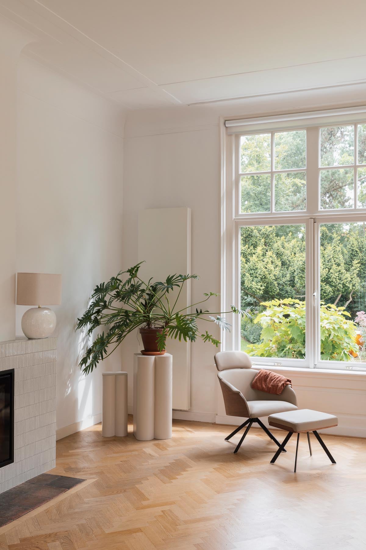 Frie Hocker in beige präsentiert im Onlineshop von KAQTU Design AG. Hocker ist von Zuiver